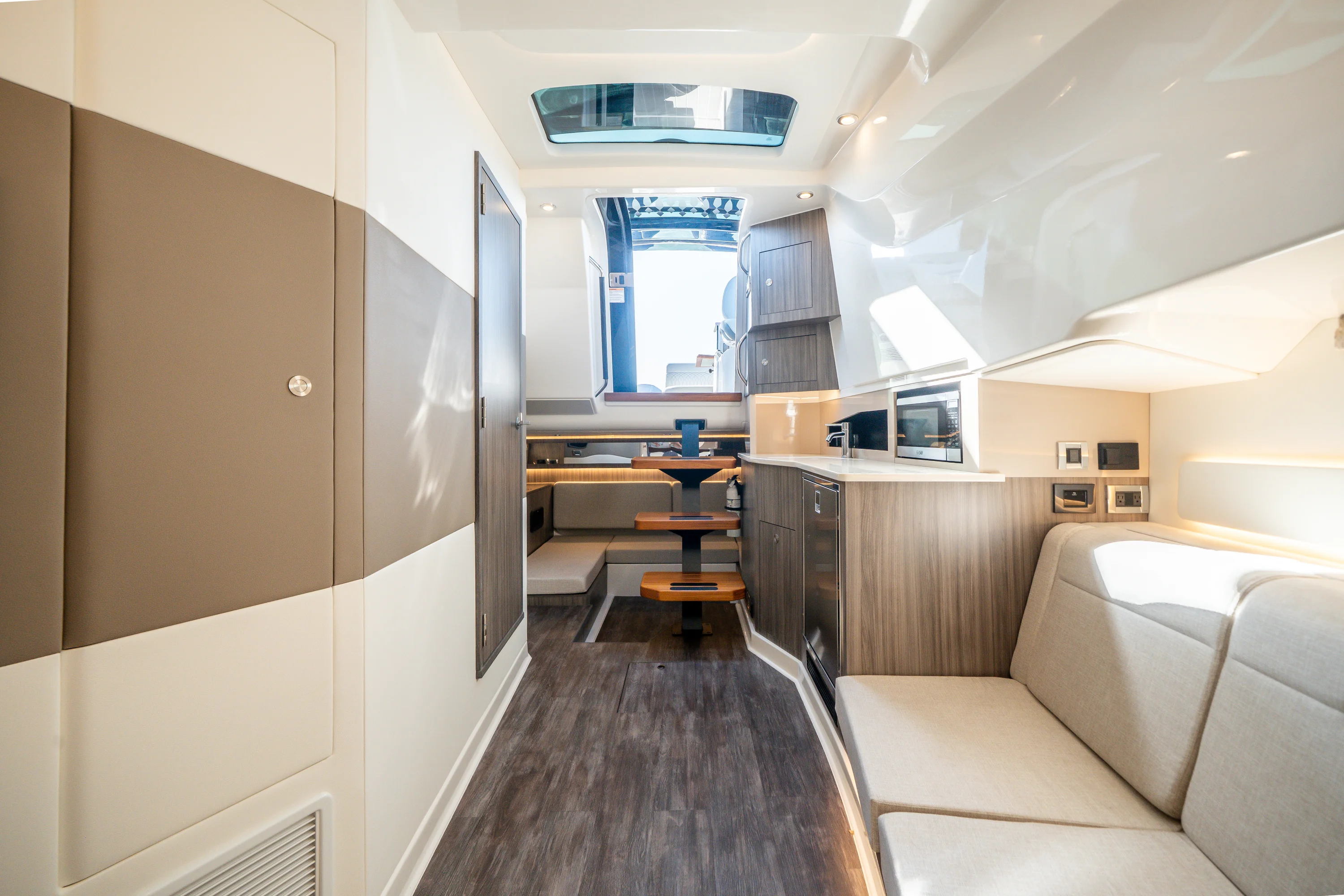 2025 Sea Ray 370 DA OB Image Thumbnail #20