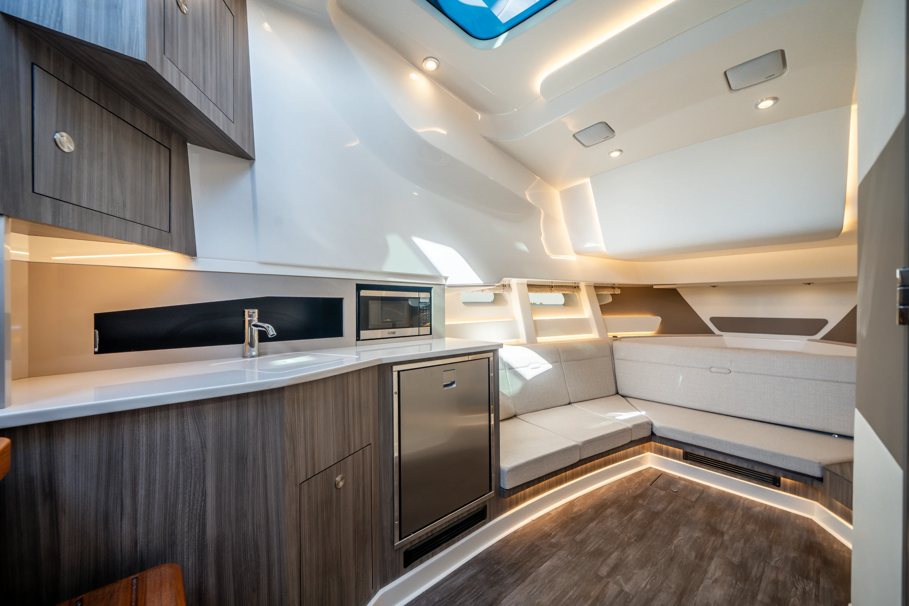 2025 Sea Ray 370 DA OB Image Thumbnail #16