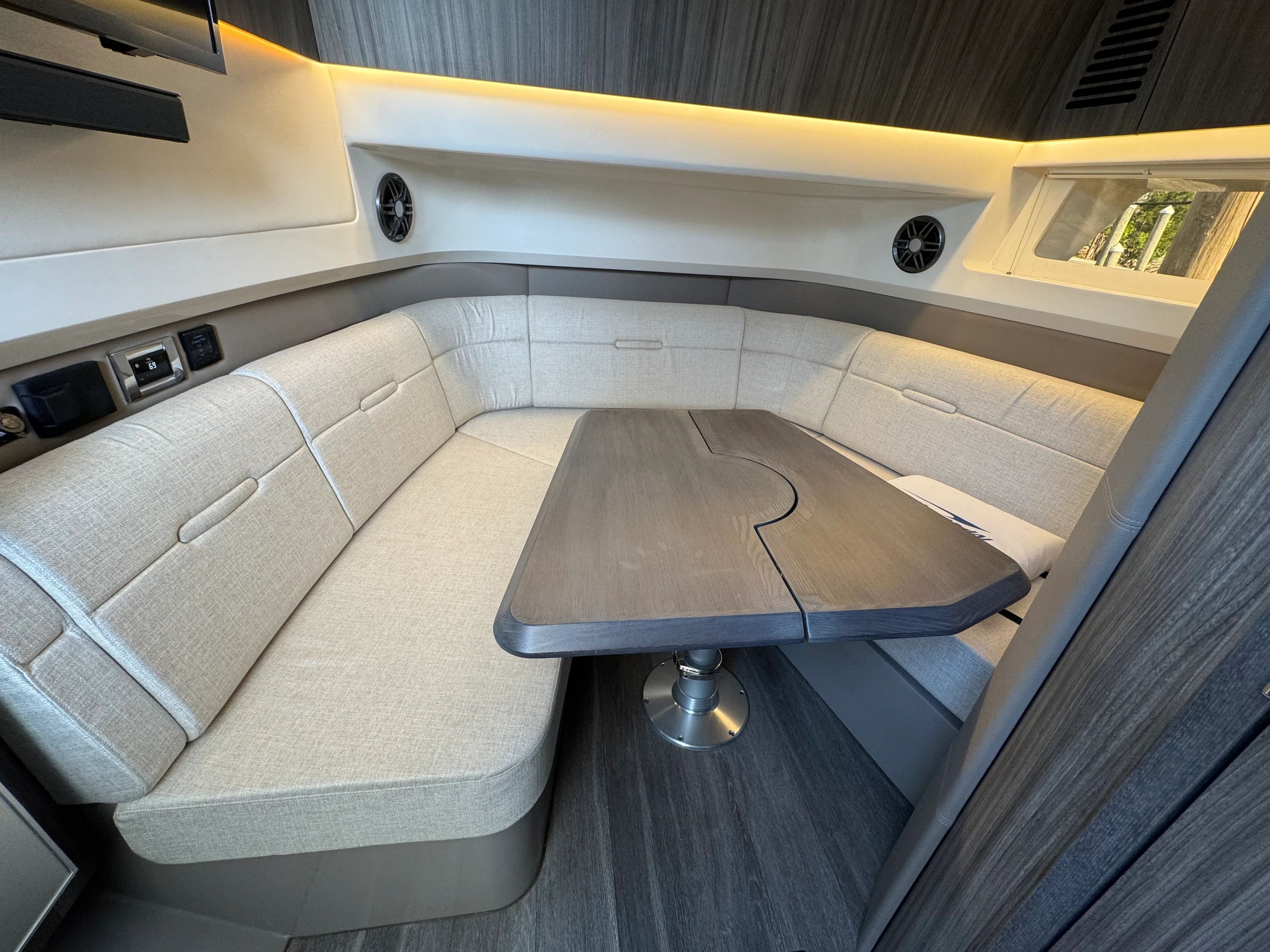 2023 Sea Ray 400 SLX Image Thumbnail #17