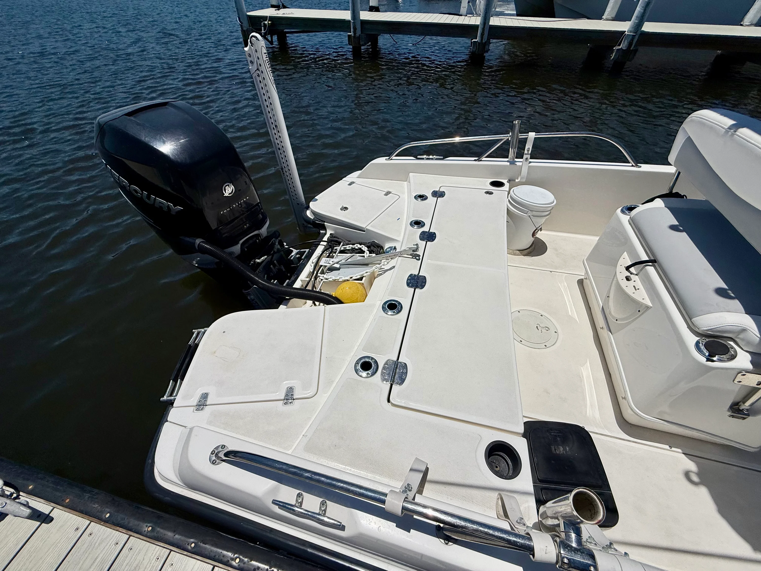 2015 Boston Whaler 240 DAUNTLESS Image Thumbnail #13