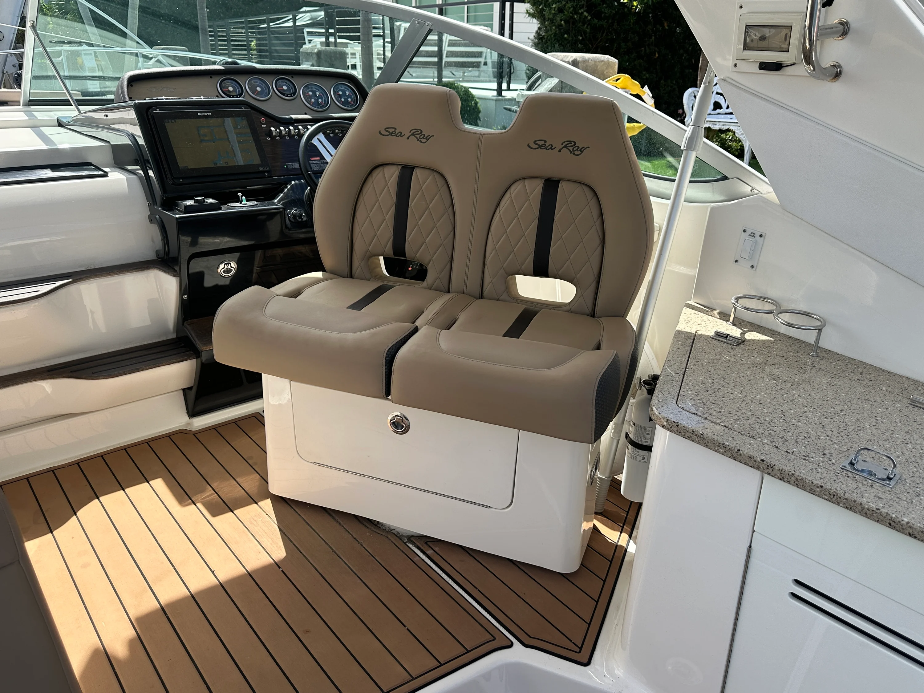 2017 Sea Ray 350 SUNDANCER Image Thumbnail #14