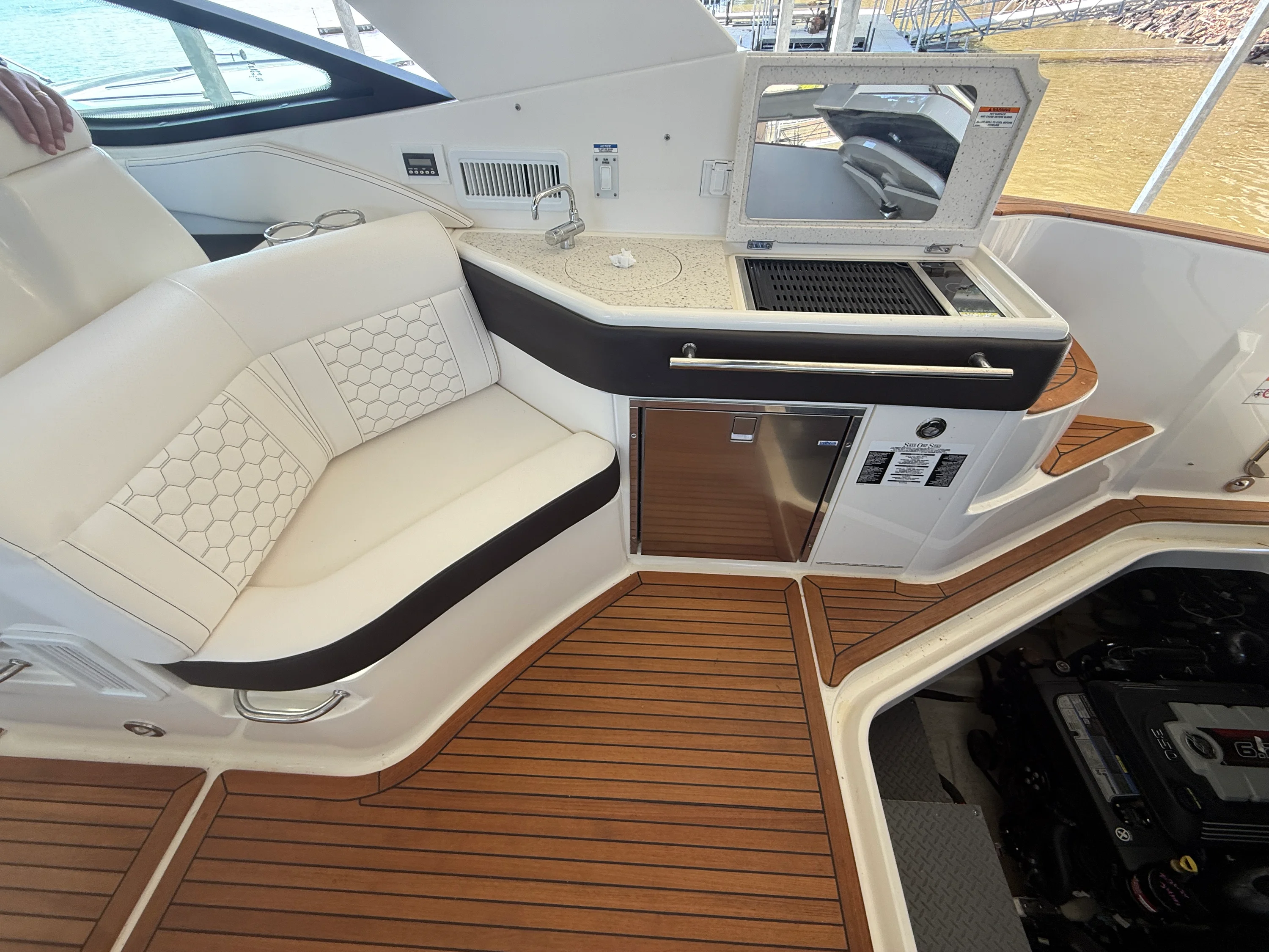 2020 Sea Ray 320 DA Image Thumbnail #9