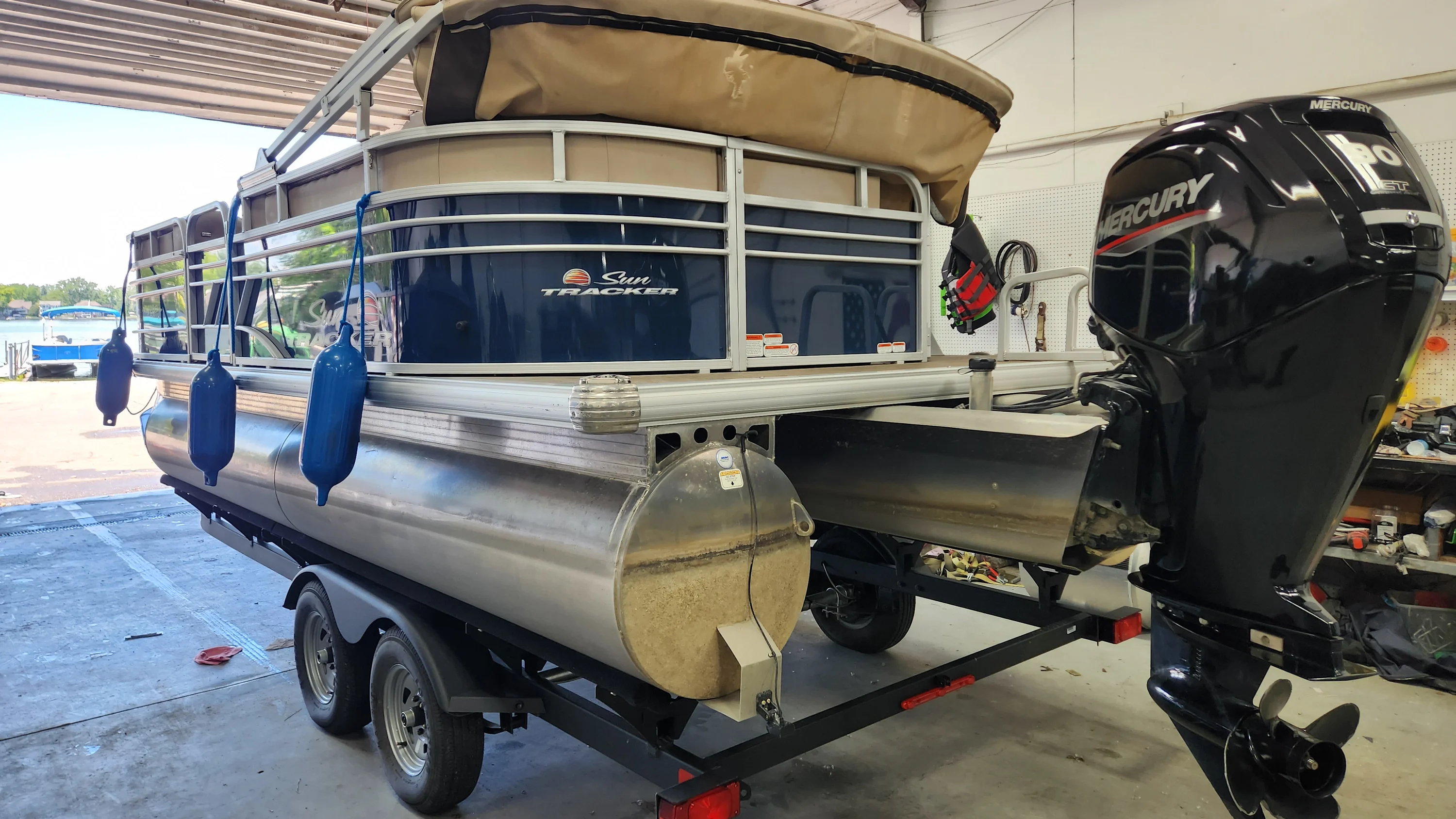 2023 Tracker PARTY BARGE 20 DLX Image Thumbnail #2