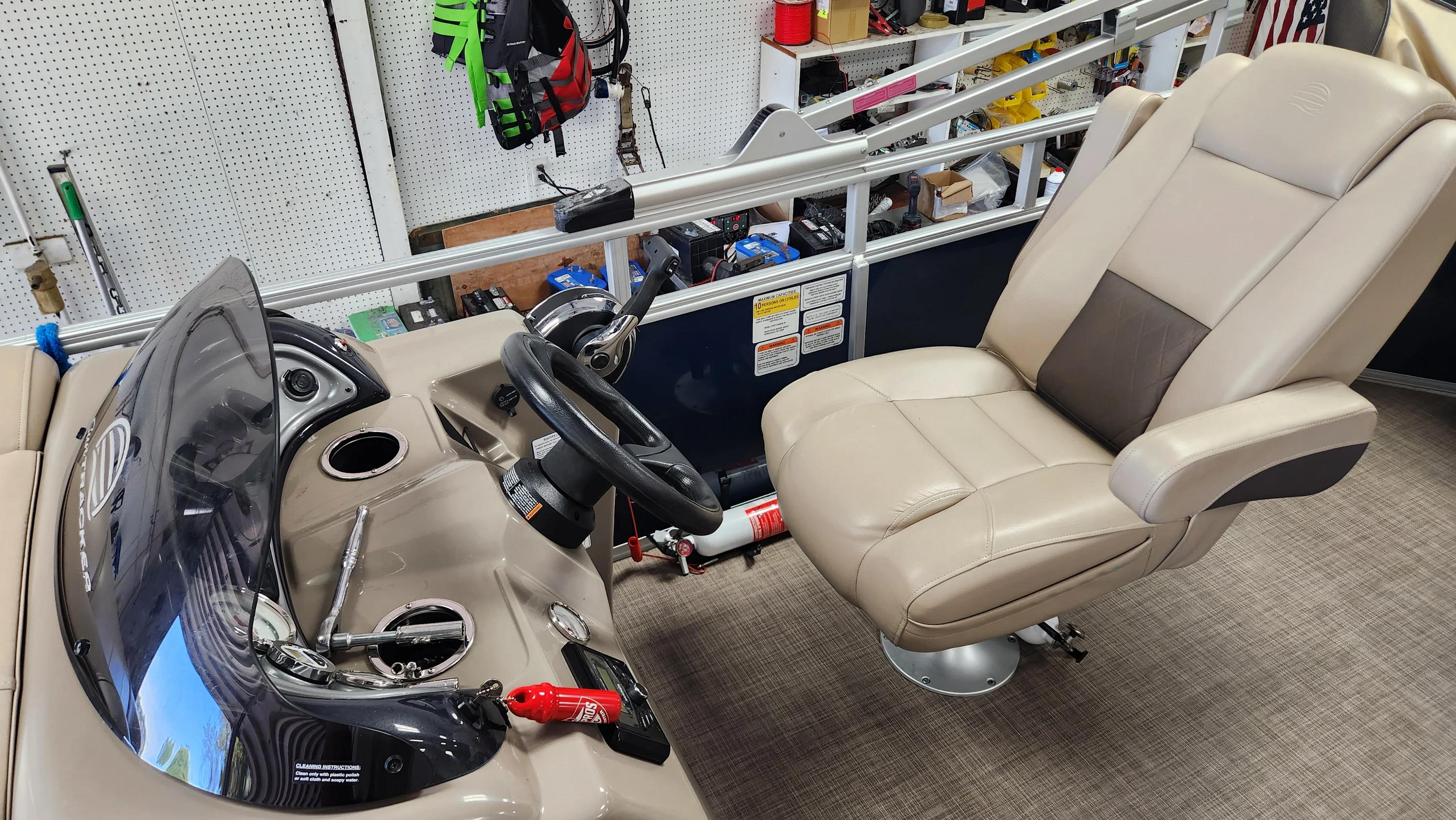 2023 Tracker PARTY BARGE 20 DLX Image Thumbnail #10