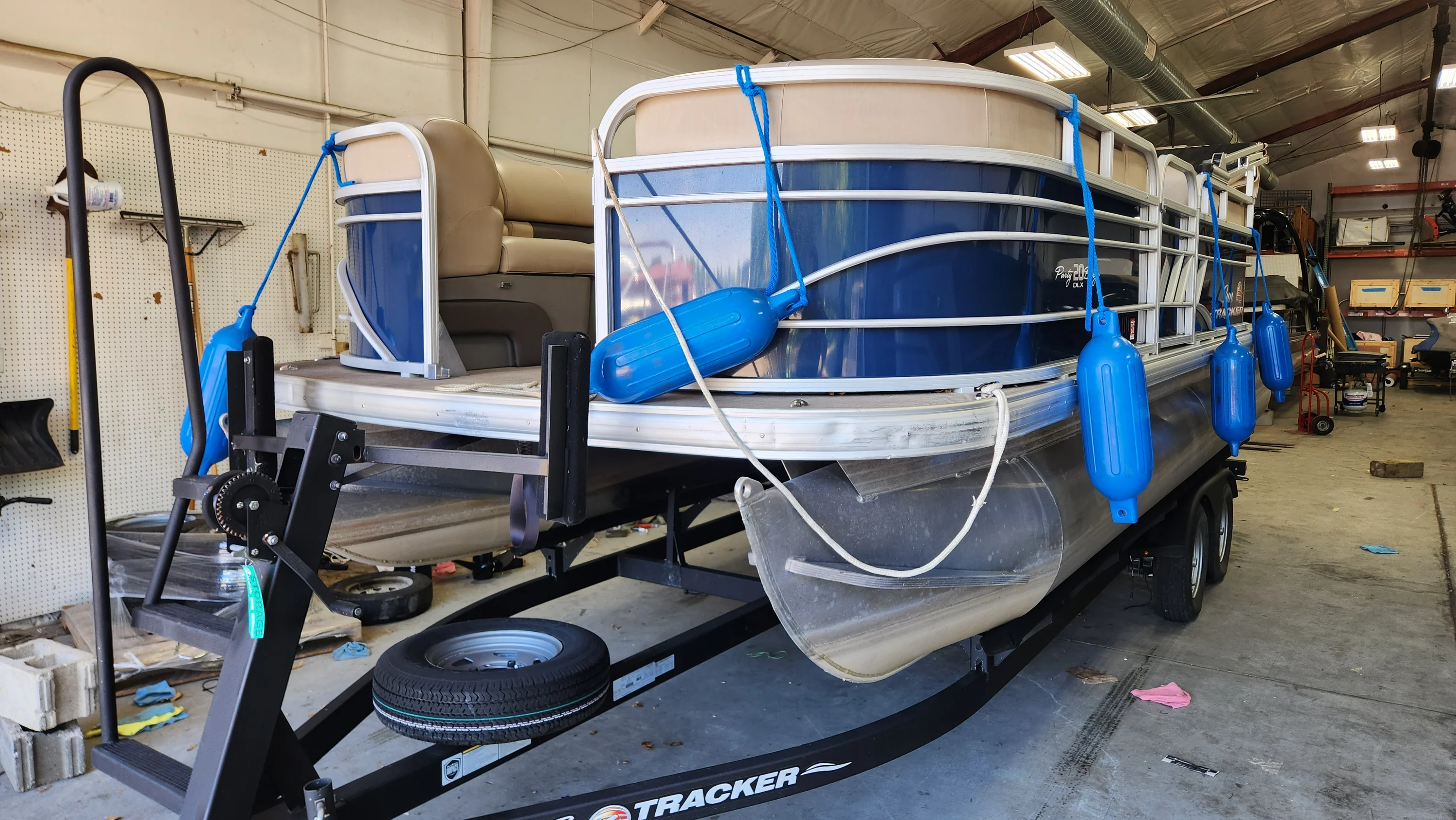 2023 Tracker PARTY BARGE 20 DLX Image Thumbnail #1