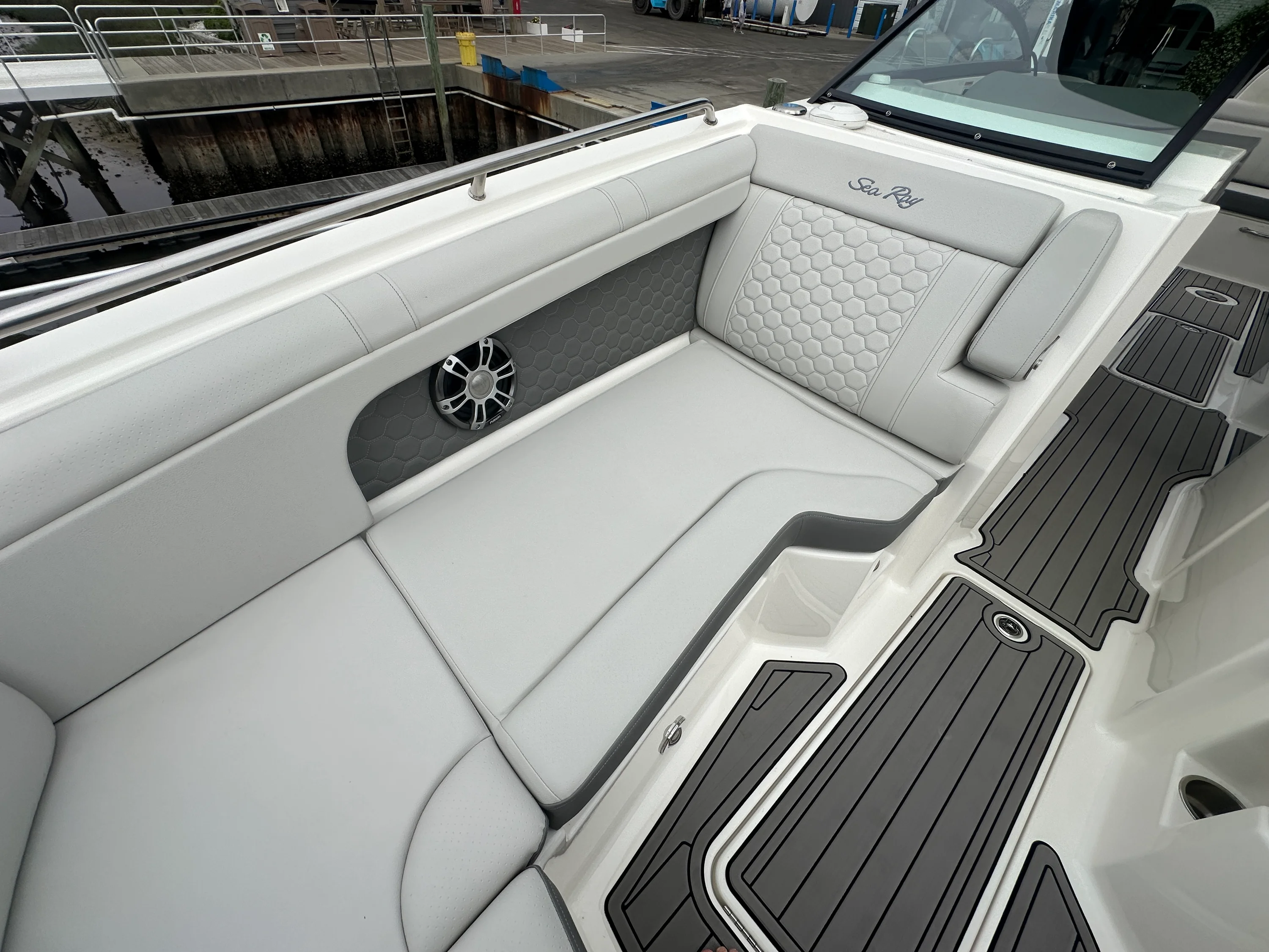 2024 Sea Ray 290 SDX OB Image Thumbnail #8