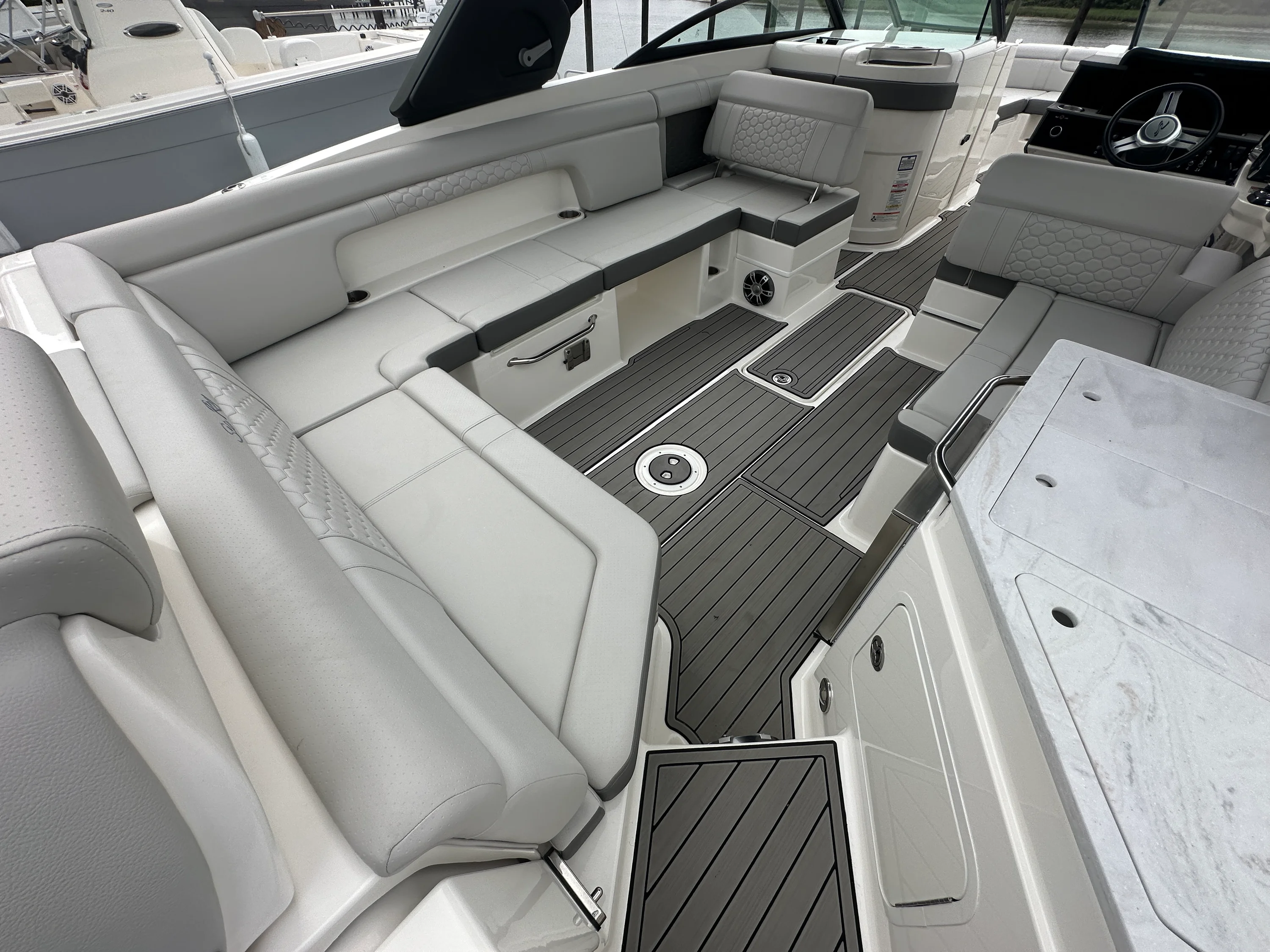 2024 Sea Ray 290 SDX OB Image Thumbnail #3