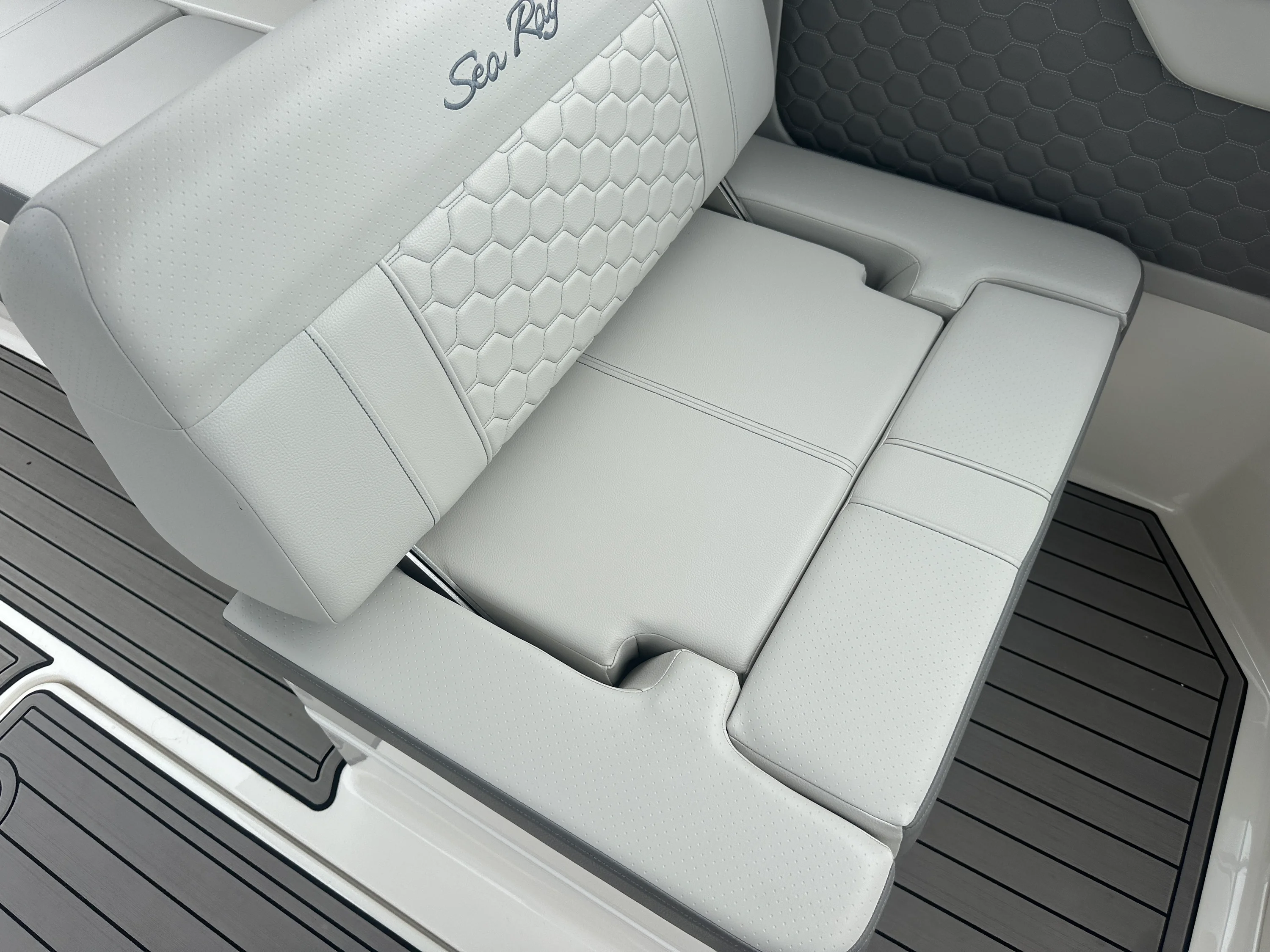 2024 Sea Ray 290 SDX OB Image Thumbnail #14