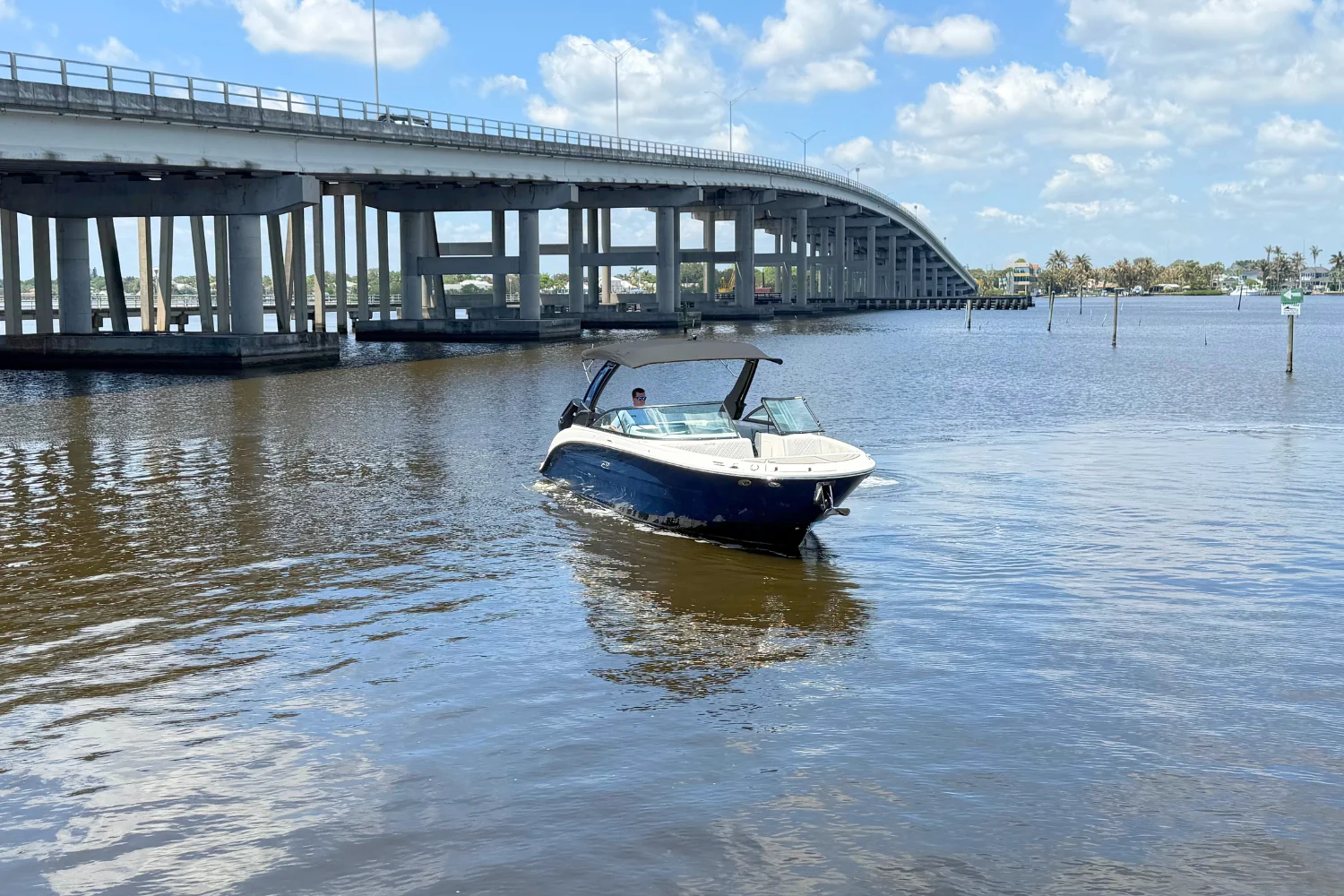 2025 Sea Ray 270 SDX OB Image Thumbnail #3