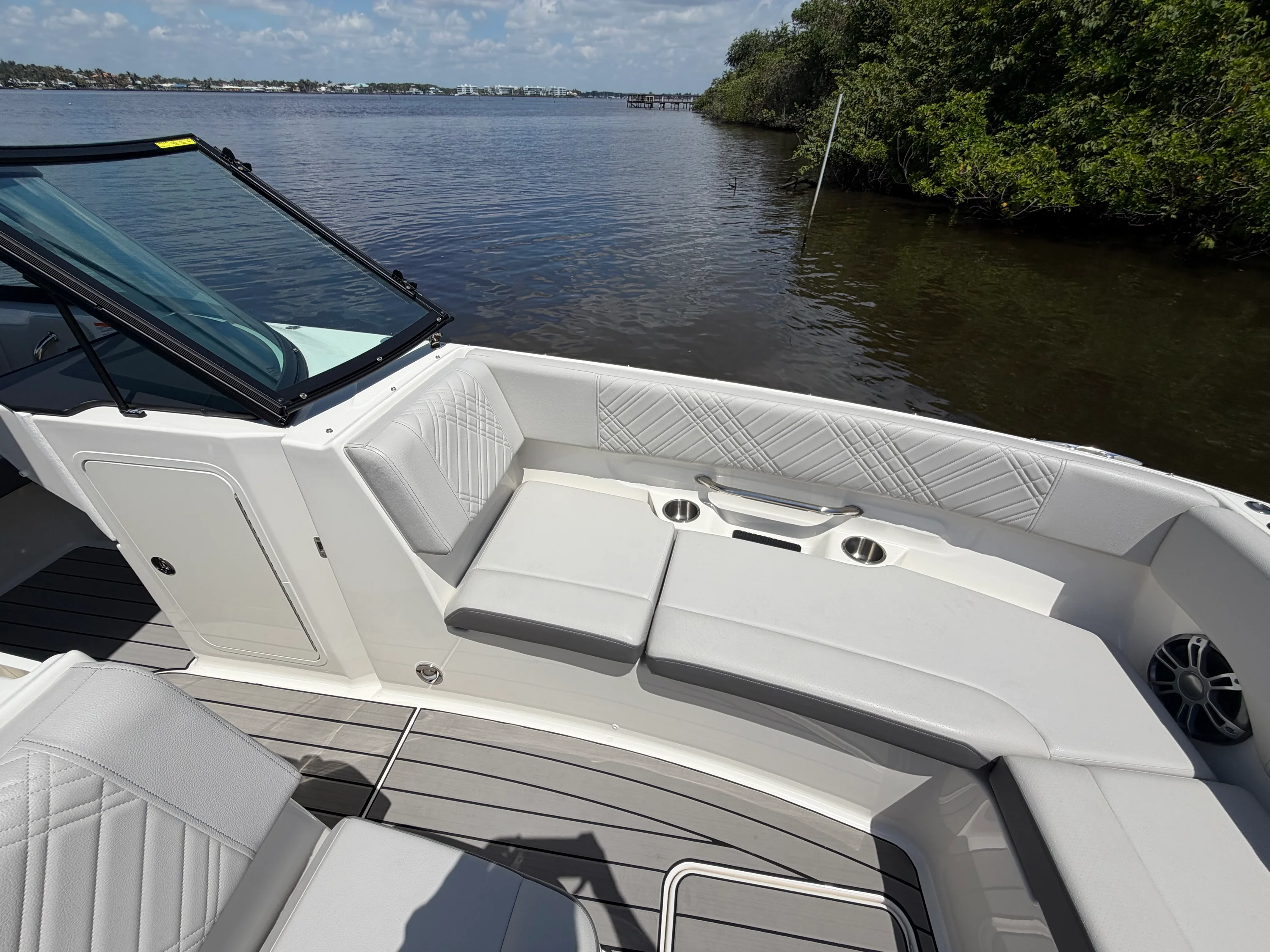 2025 Sea Ray 270 SDX OB Image Thumbnail #38