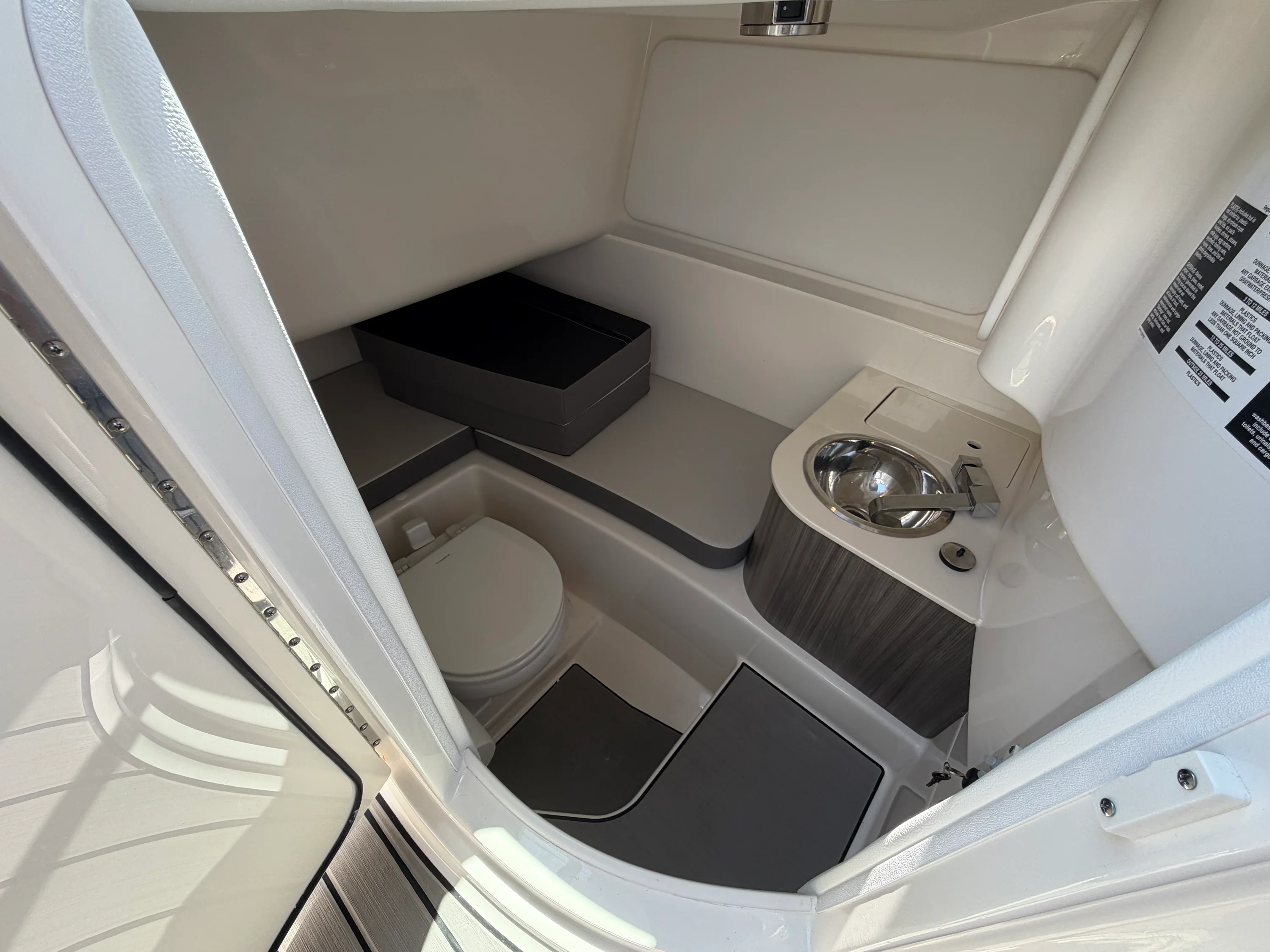 2025 Sea Ray 270 SDX OB Image Thumbnail #32