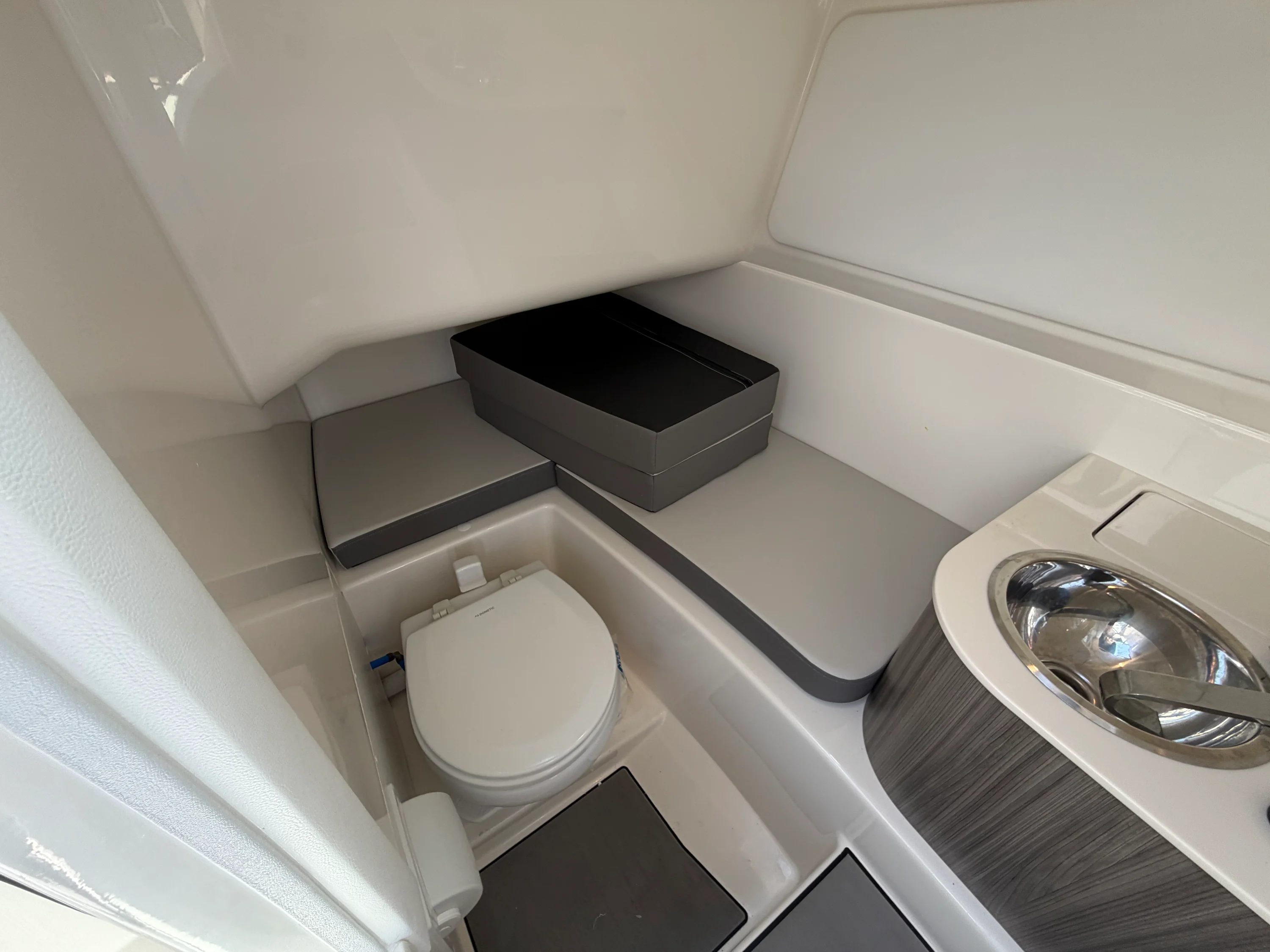 2025 Sea Ray 270 SDX OB Image Thumbnail #34