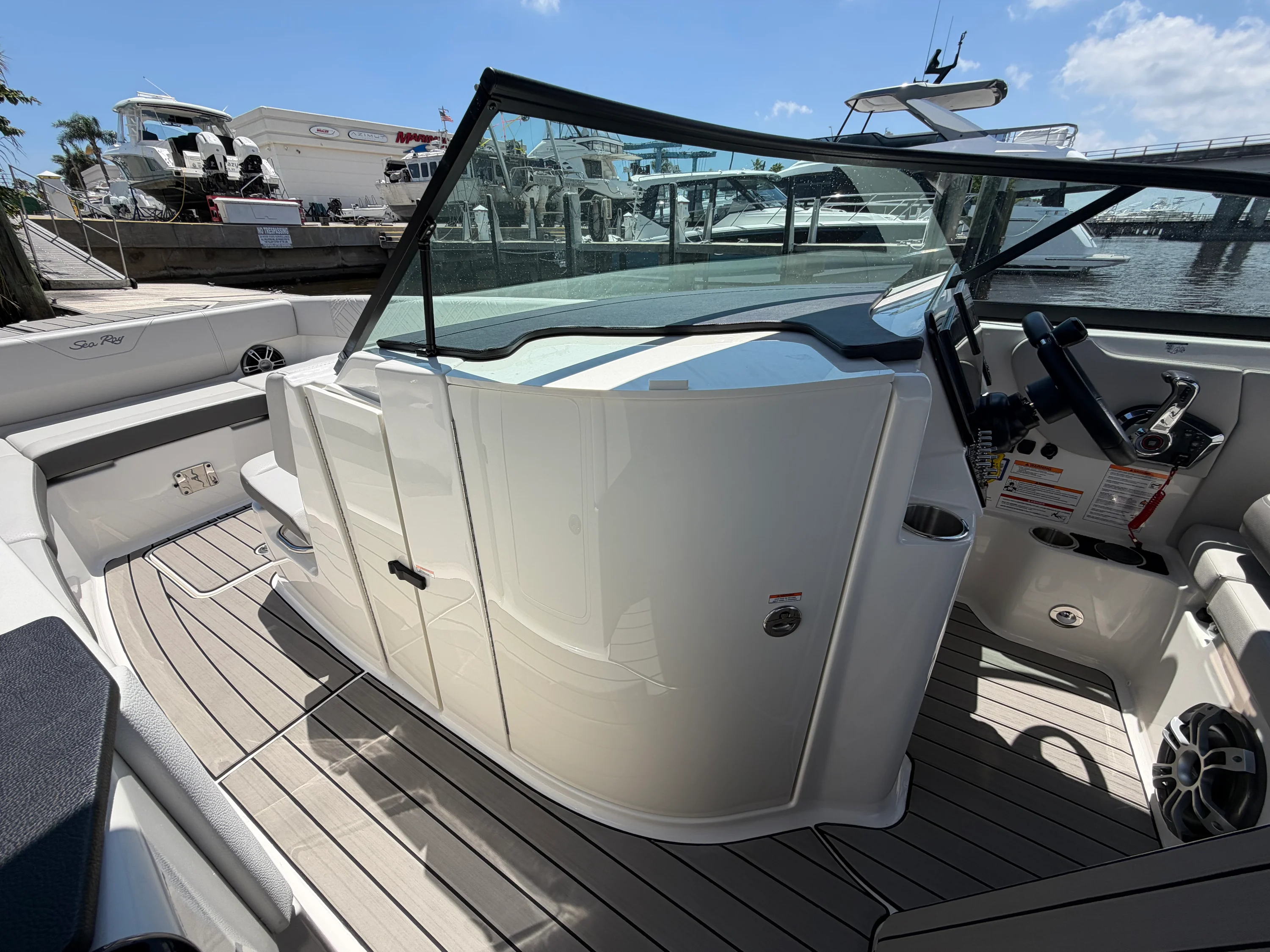 2025 Sea Ray 270 SDX OB Image Thumbnail #39