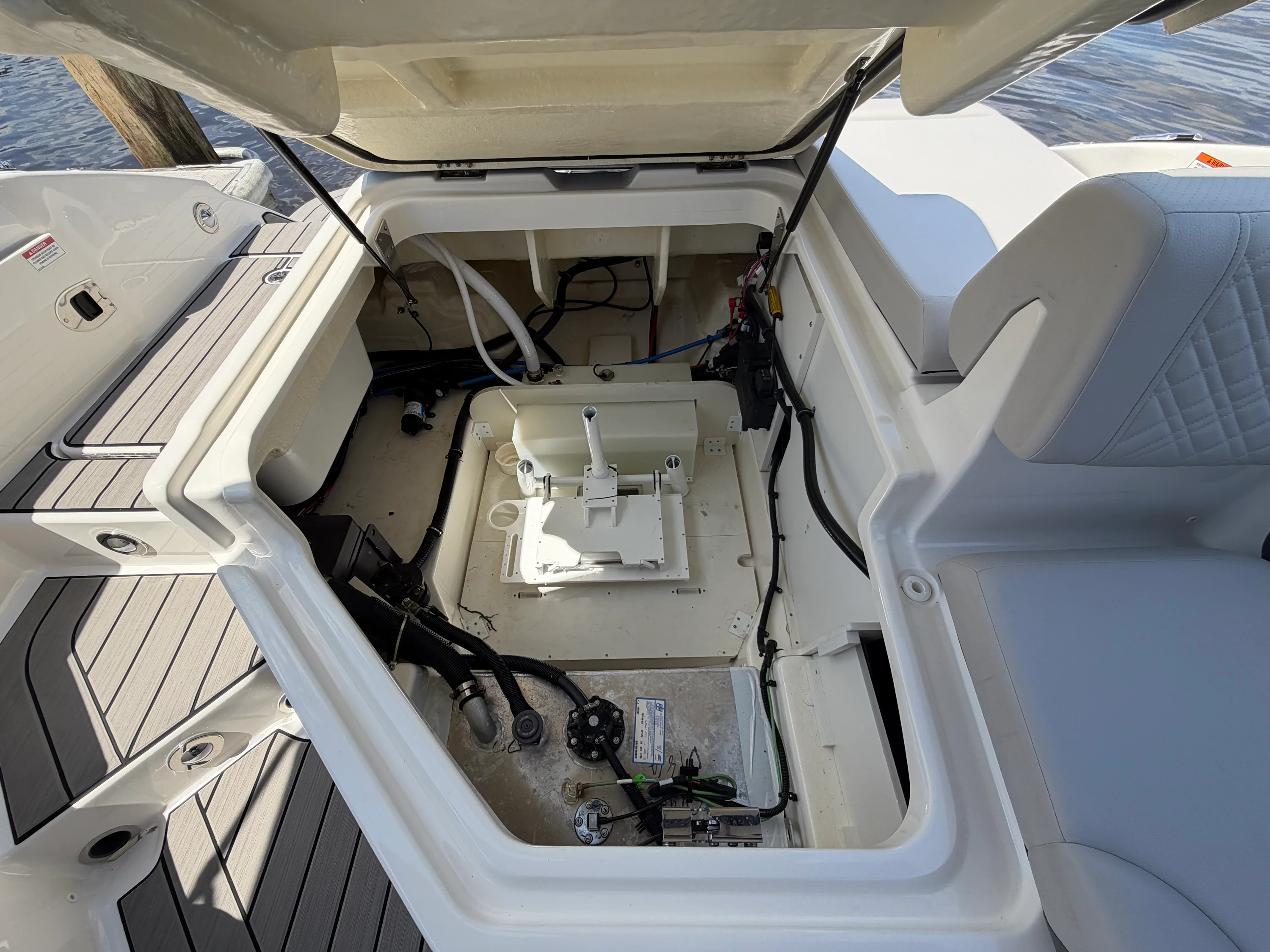2025 Sea Ray 270 SDX OB Image Thumbnail #18