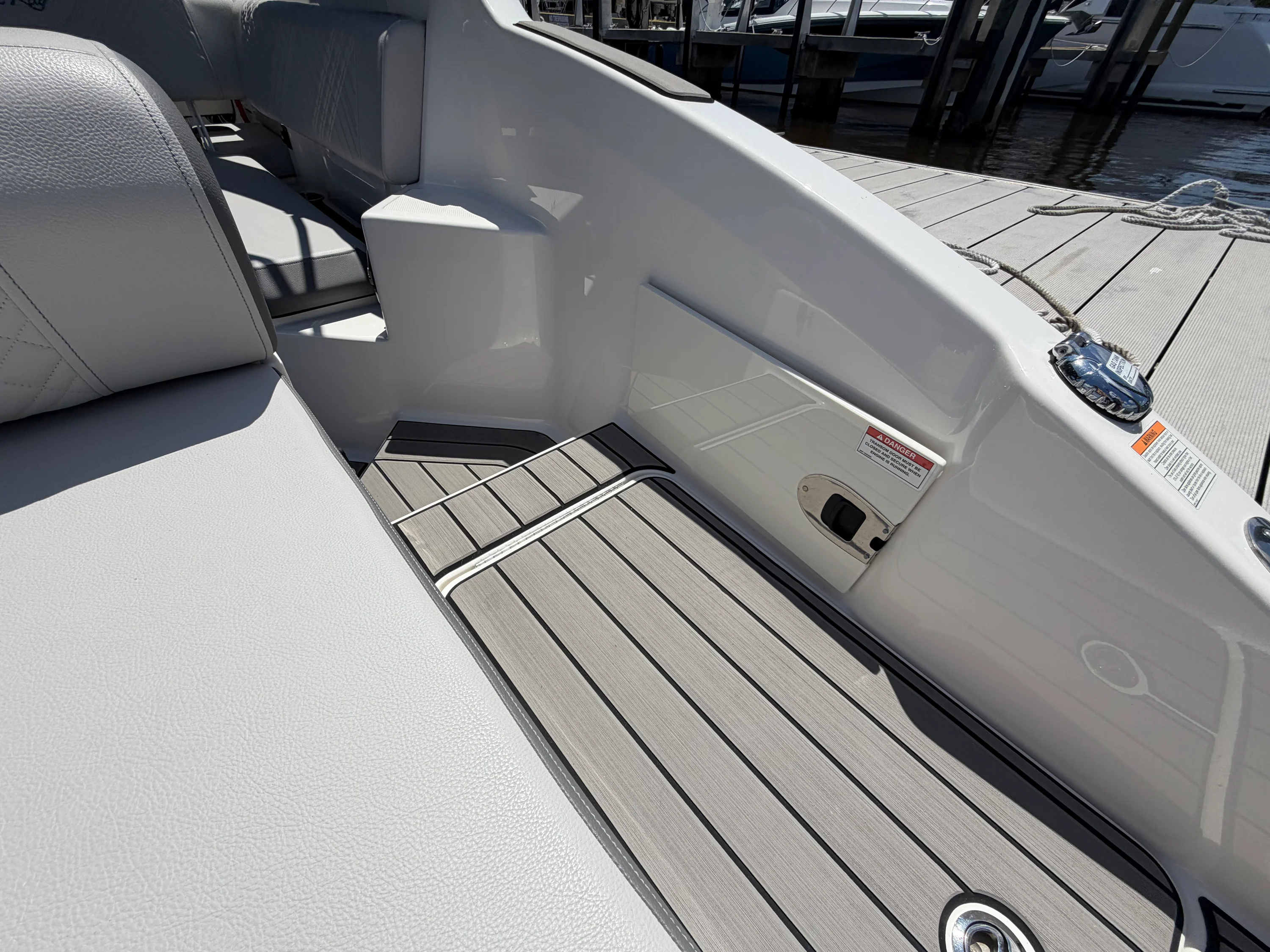 2025 Sea Ray 270 SDX OB Image Thumbnail #15