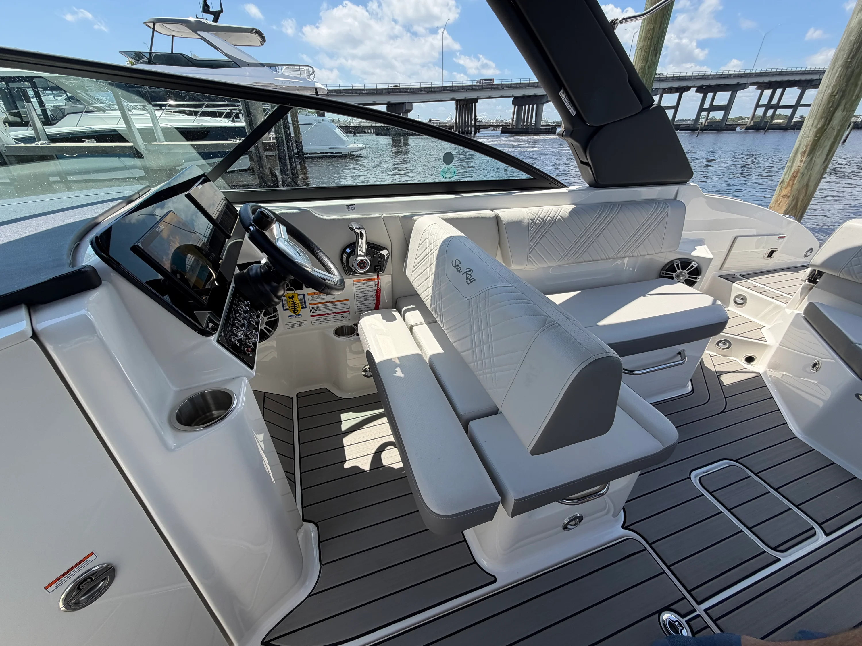 2025 Sea Ray 270 SDX OB Image Thumbnail #24