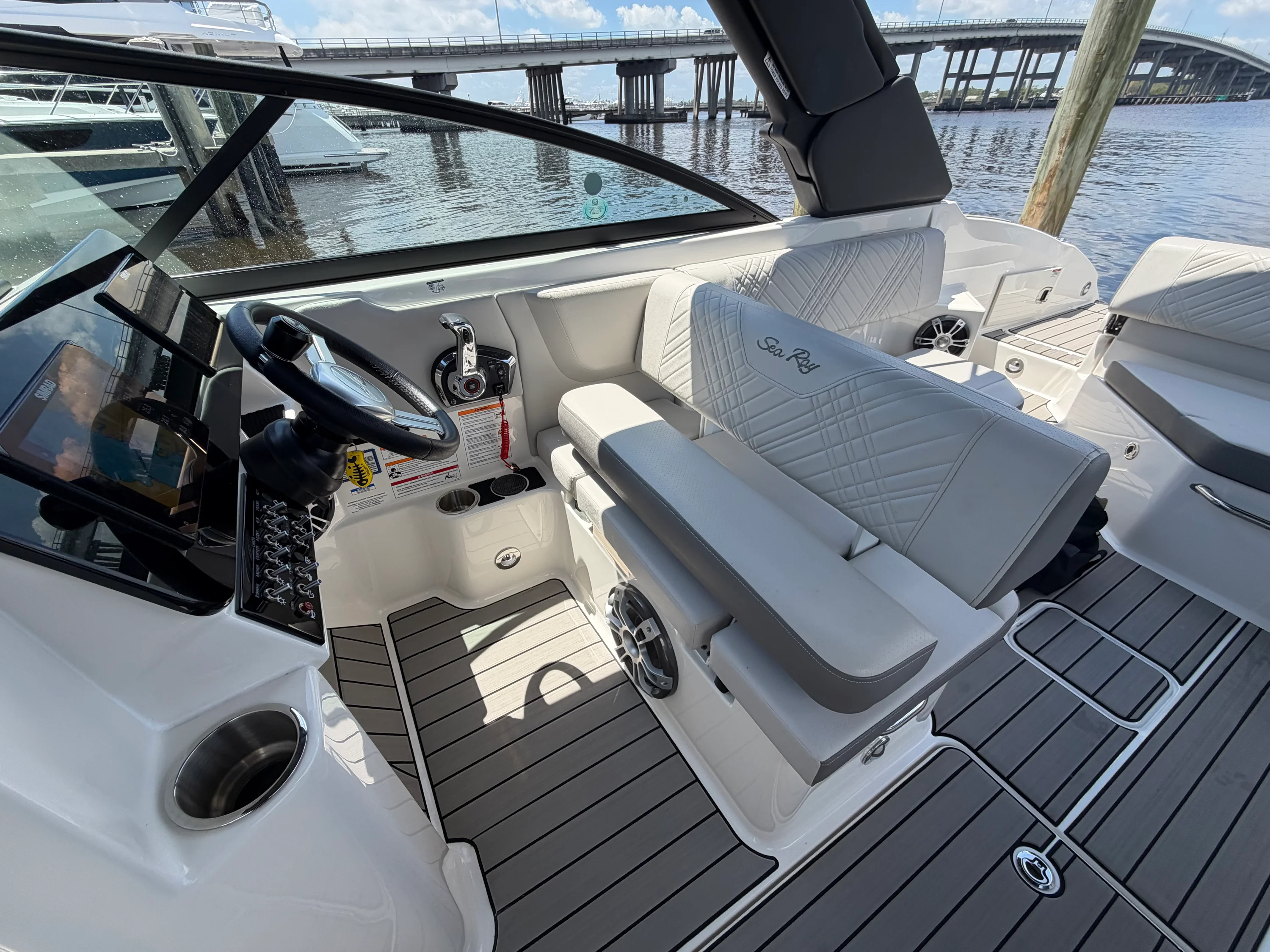 2025 Sea Ray 270 SDX OB Image Thumbnail #43