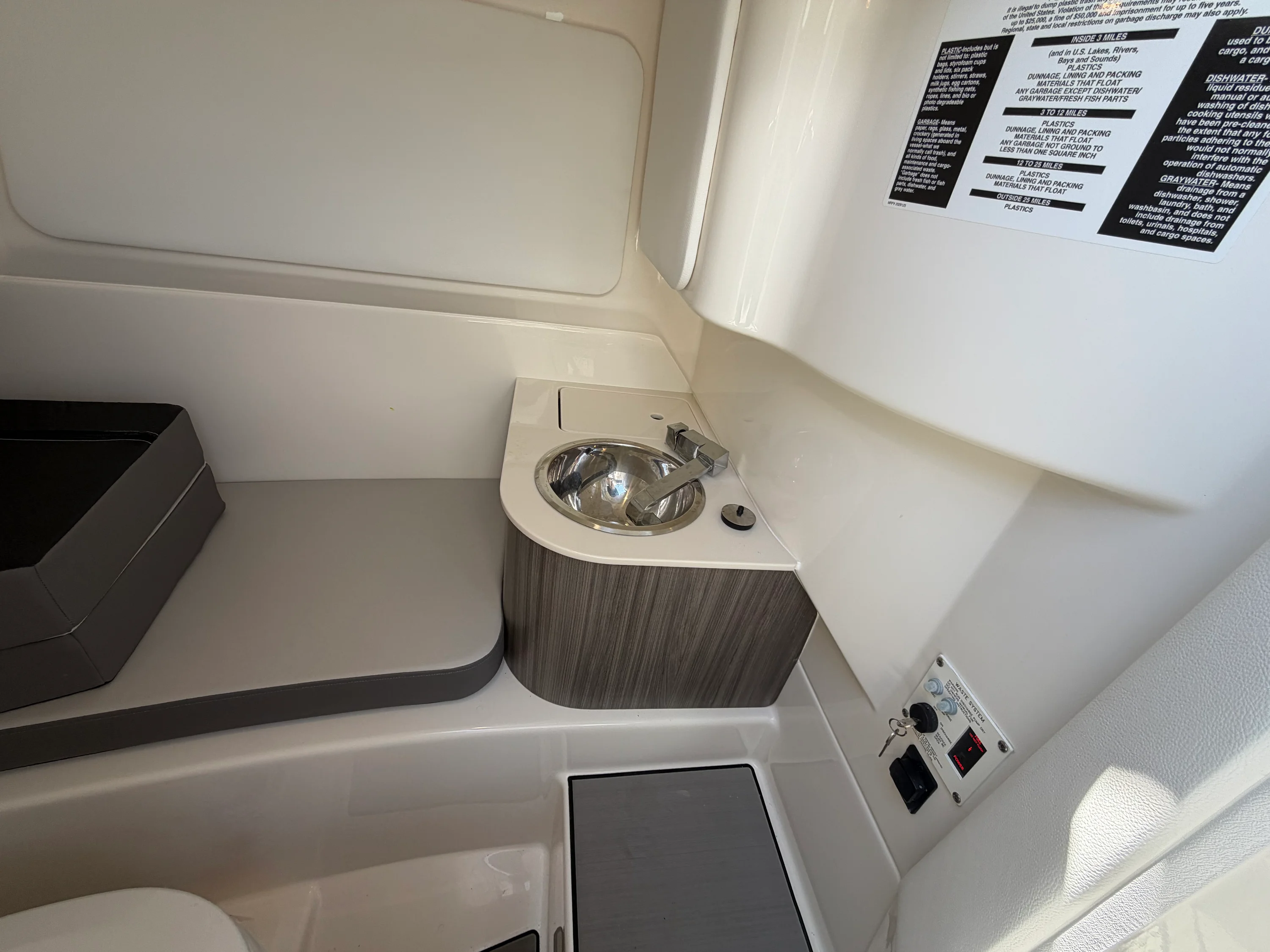 2025 Sea Ray 270 SDX OB Image Thumbnail #33