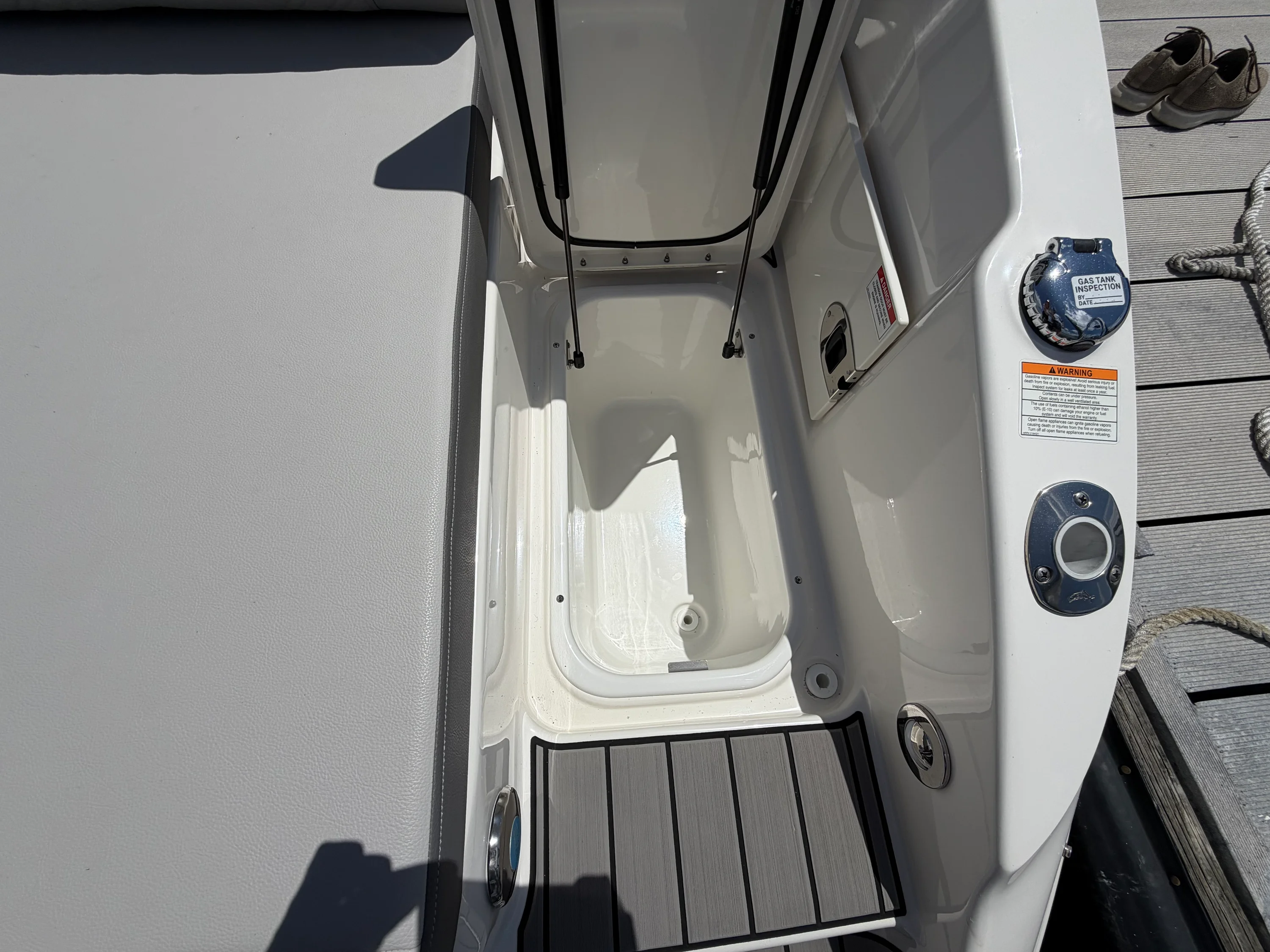 2025 Sea Ray 270 SDX OB Image Thumbnail #14