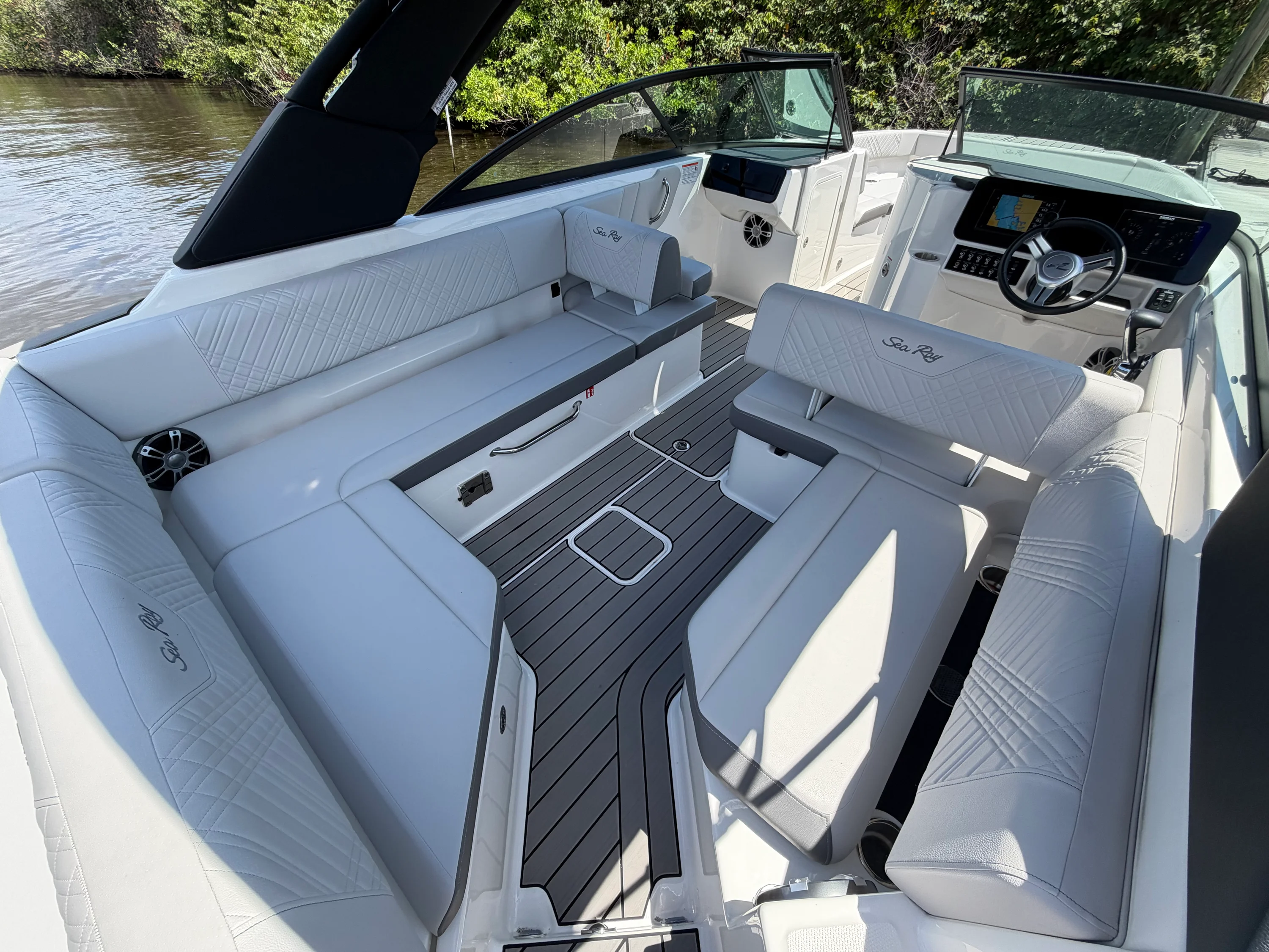 2025 Sea Ray 270 SDX OB Image Thumbnail #16