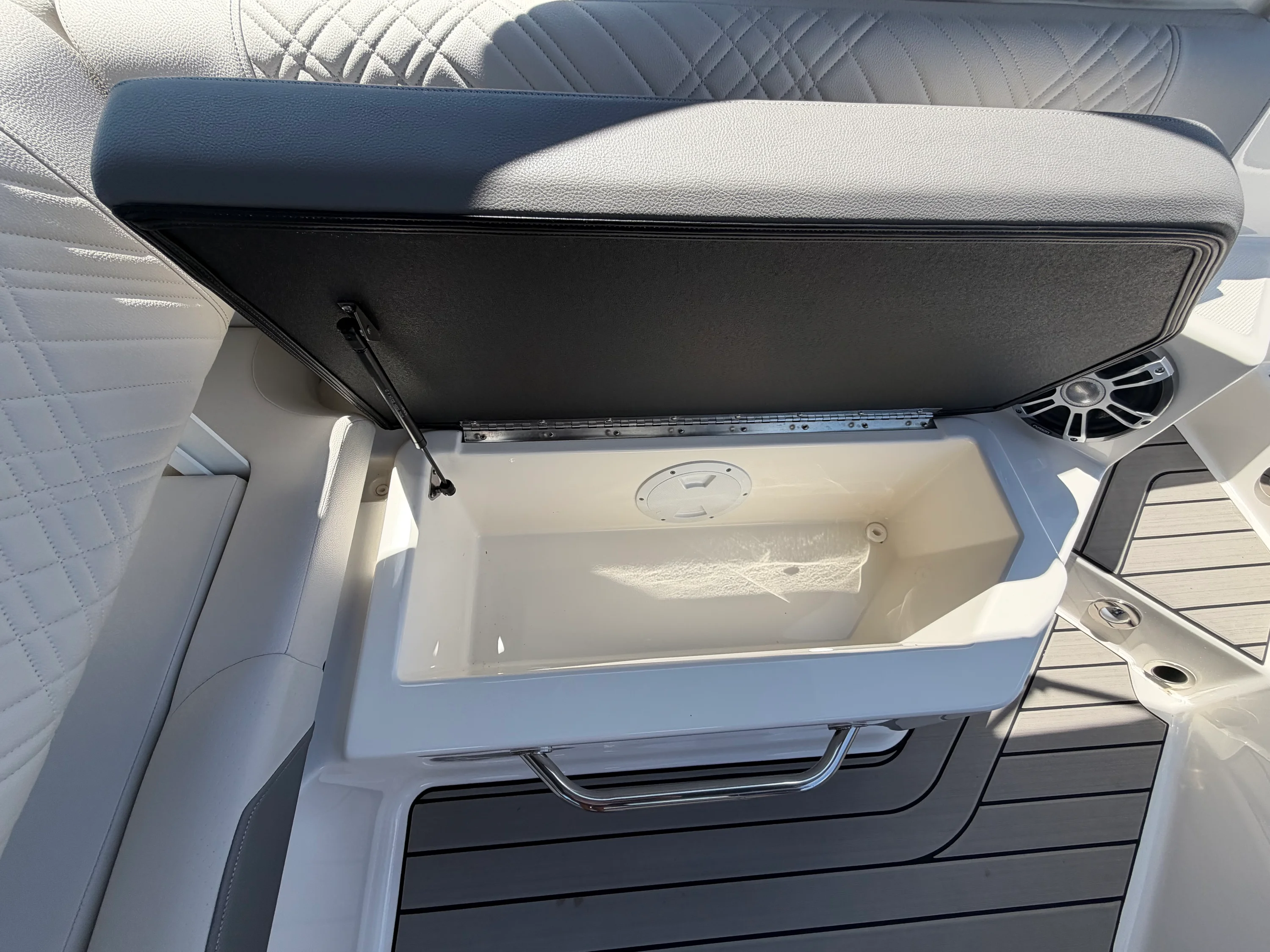 2025 Sea Ray 270 SDX OB Image Thumbnail #21