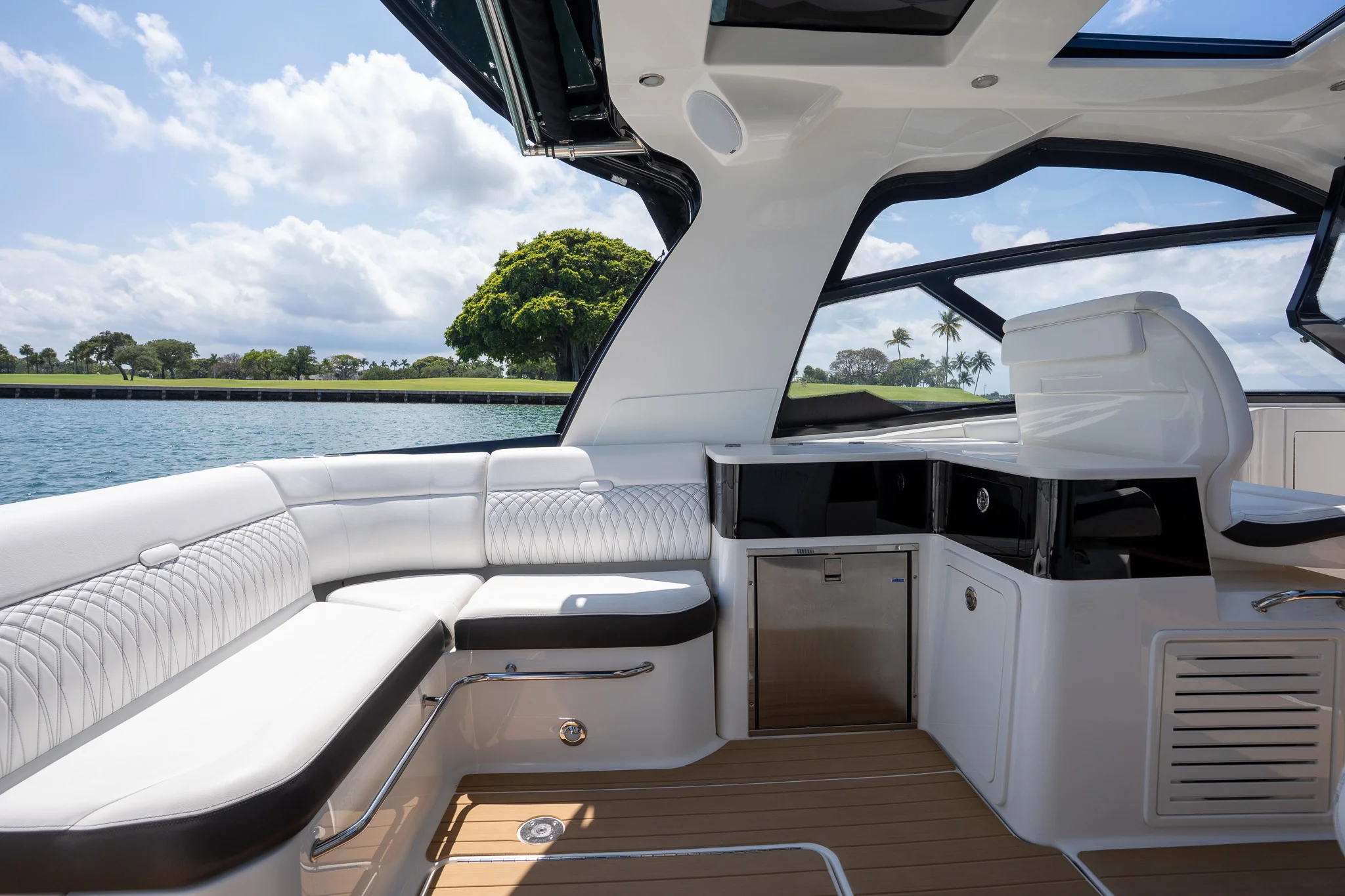 2022 Sea Ray 370 SUNDANCER OB Image Thumbnail #10