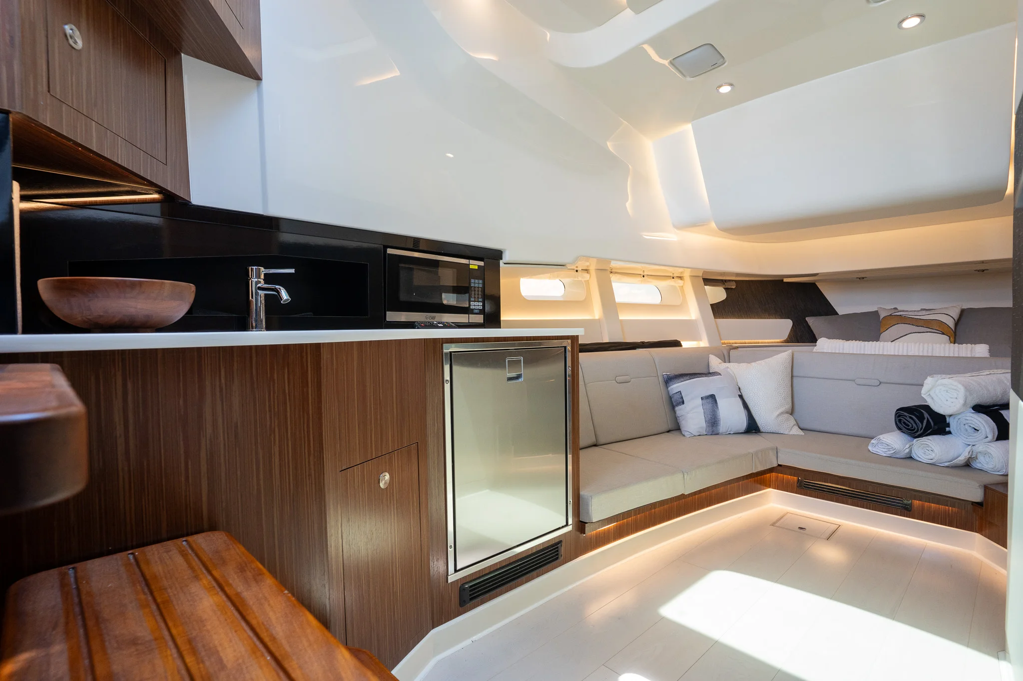 2022 Sea Ray 370 SUNDANCER OB Image Thumbnail #3
