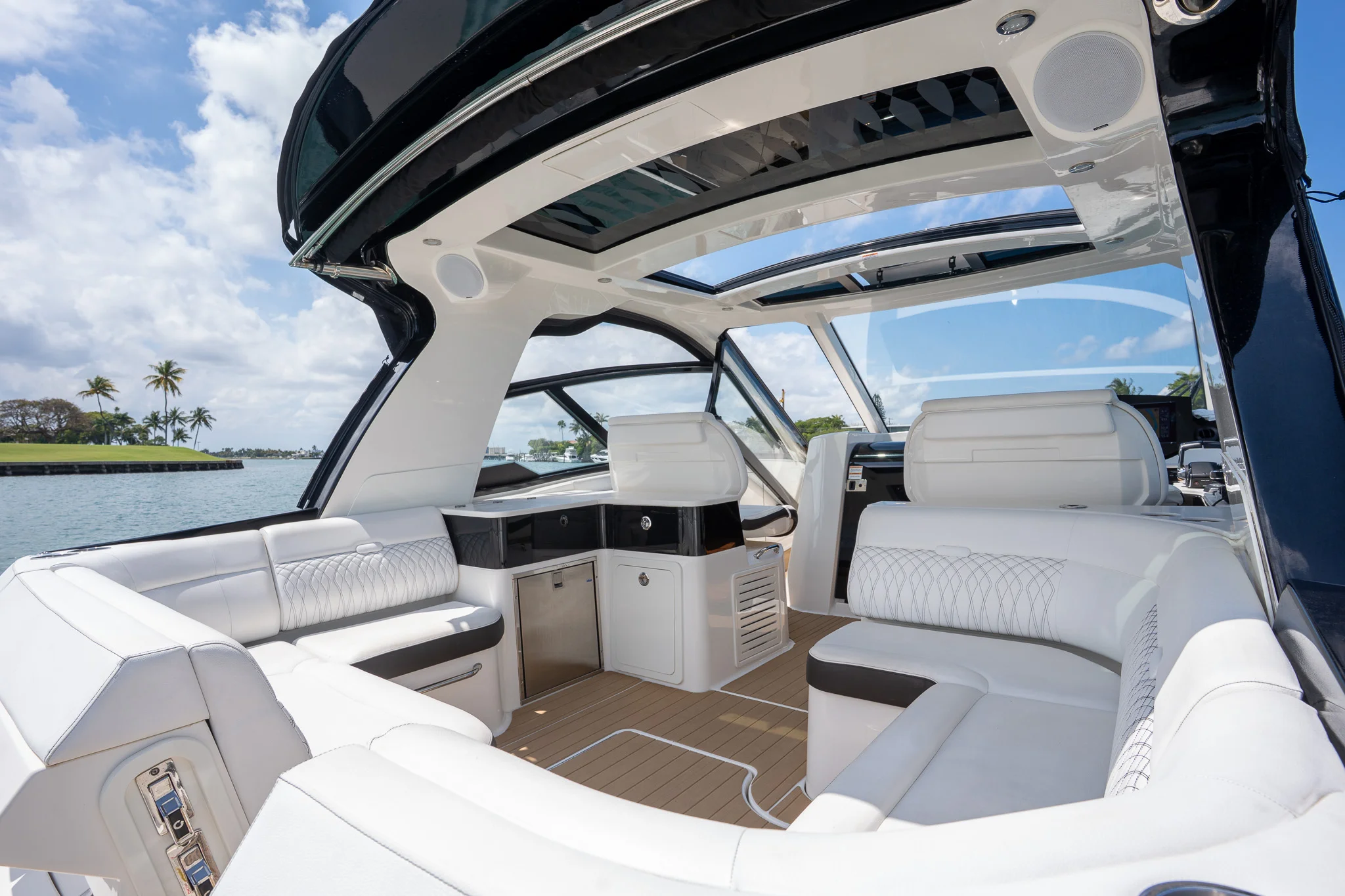 2022 Sea Ray 370 SUNDANCER OB Image Thumbnail #1