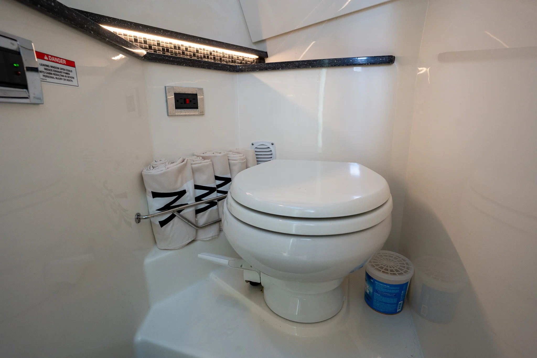 2022 Sea Ray 370 SUNDANCER OB Image Thumbnail #4