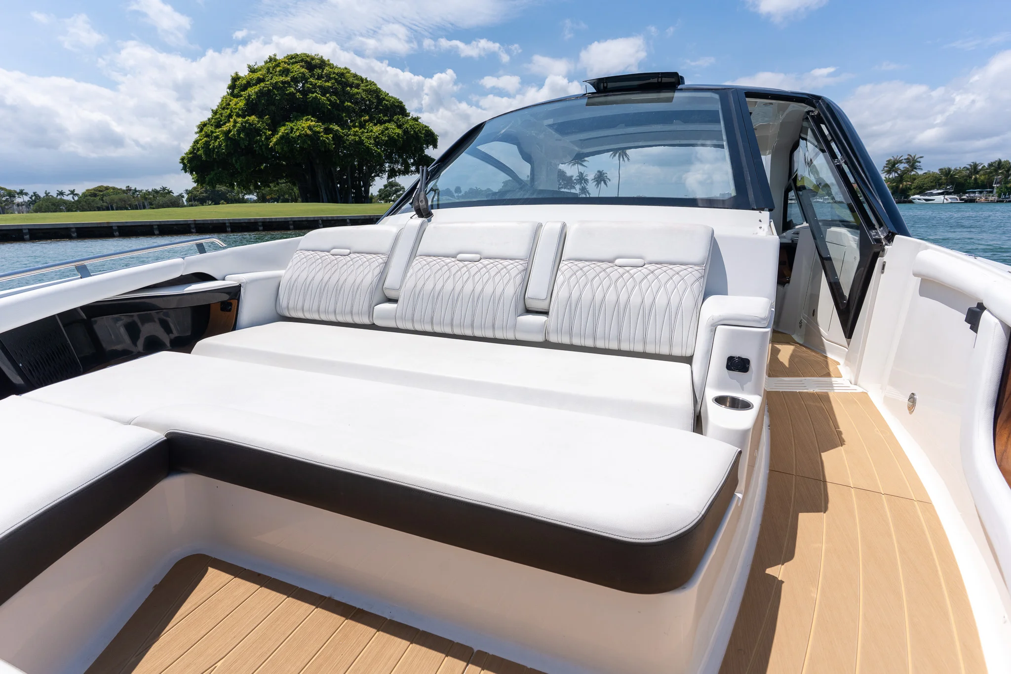 2022 Sea Ray 370 SUNDANCER OB Image Thumbnail #8