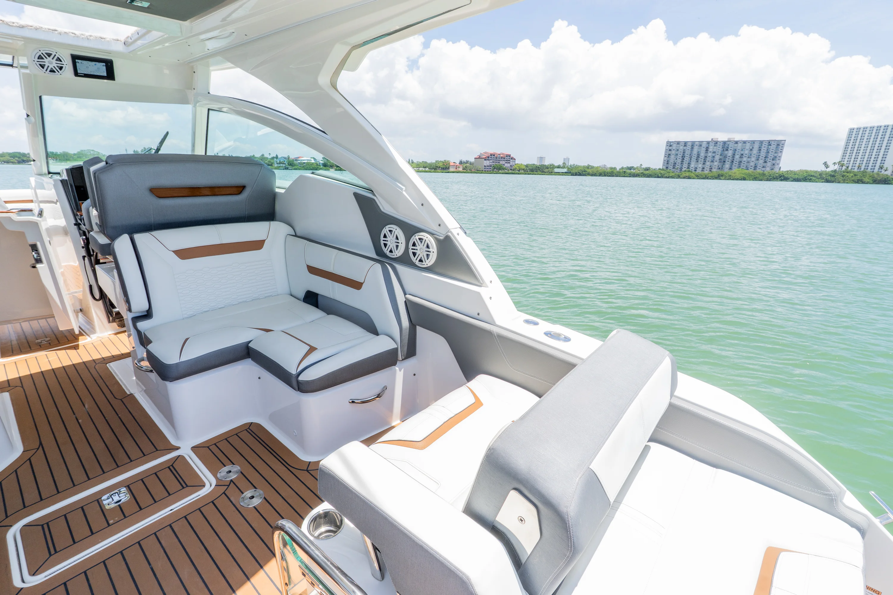 2020 Tiara Yachts 34LX Image Thumbnail #19