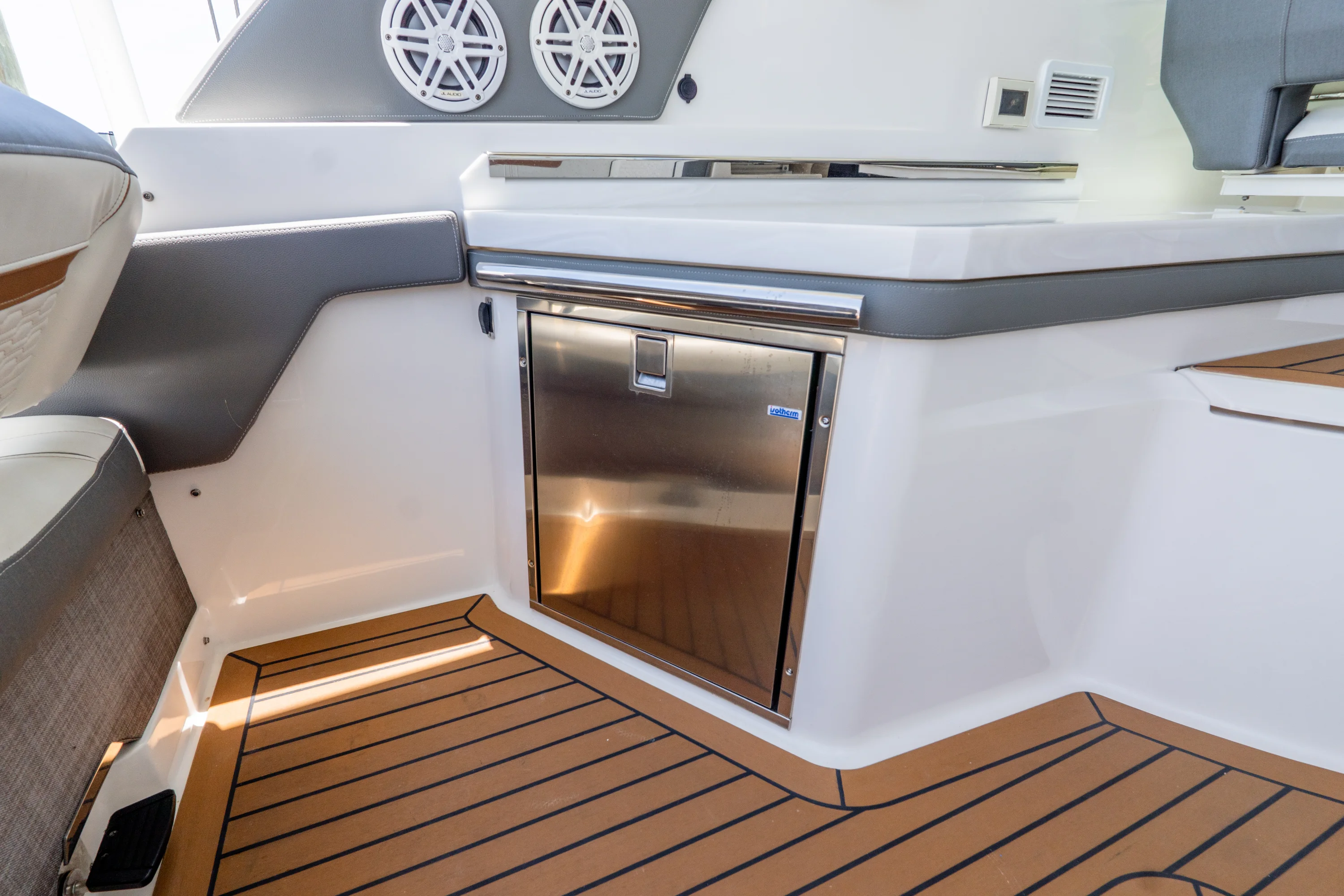 2020 Tiara Yachts 34LX Image Thumbnail #31