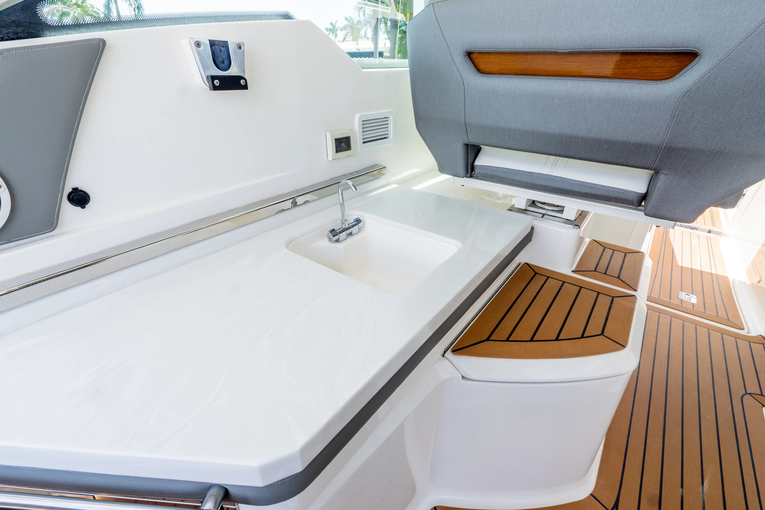 2020 Tiara Yachts 34LX Image Thumbnail #14
