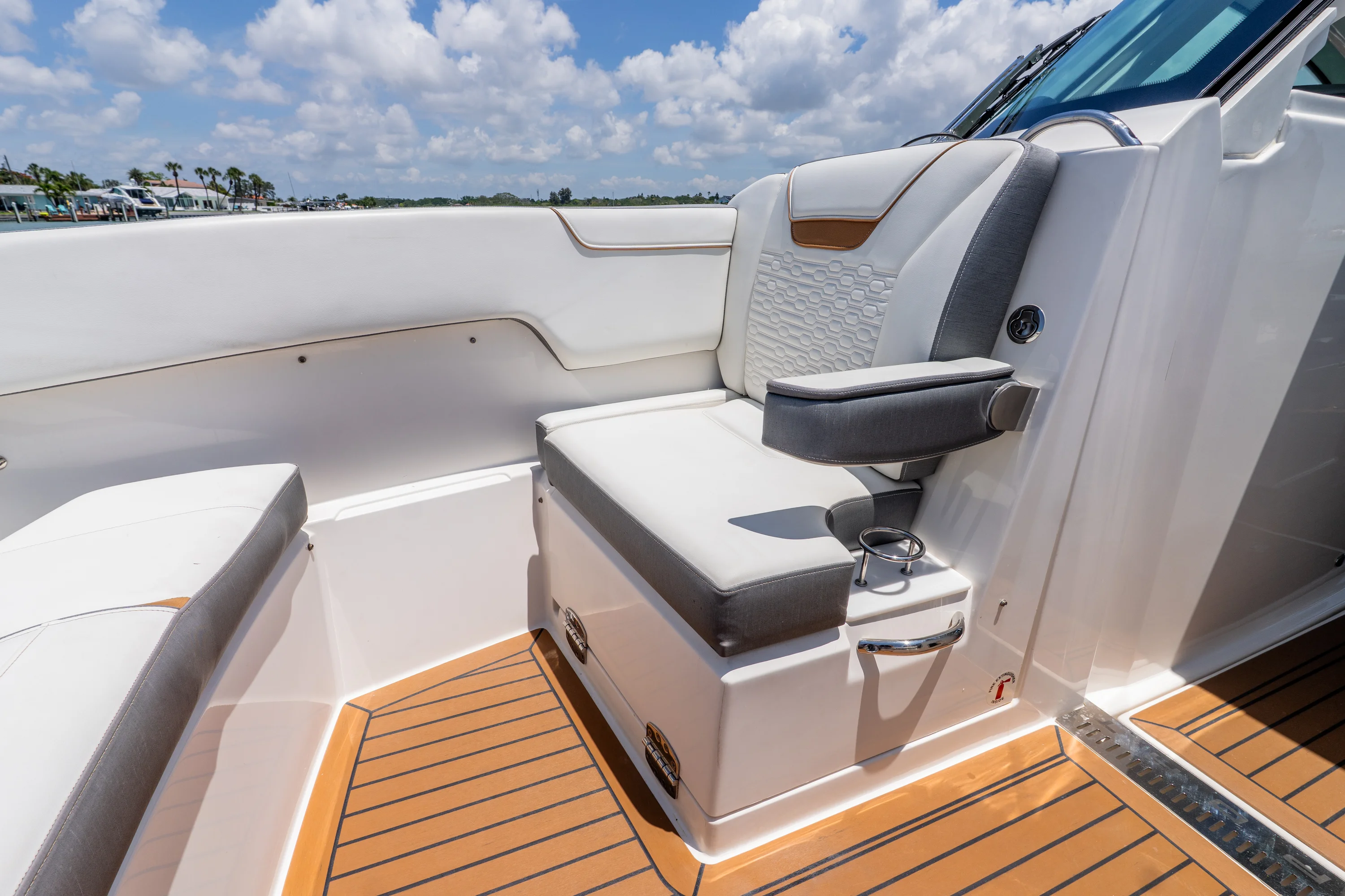 2020 Tiara Yachts 34LX Image Thumbnail #40