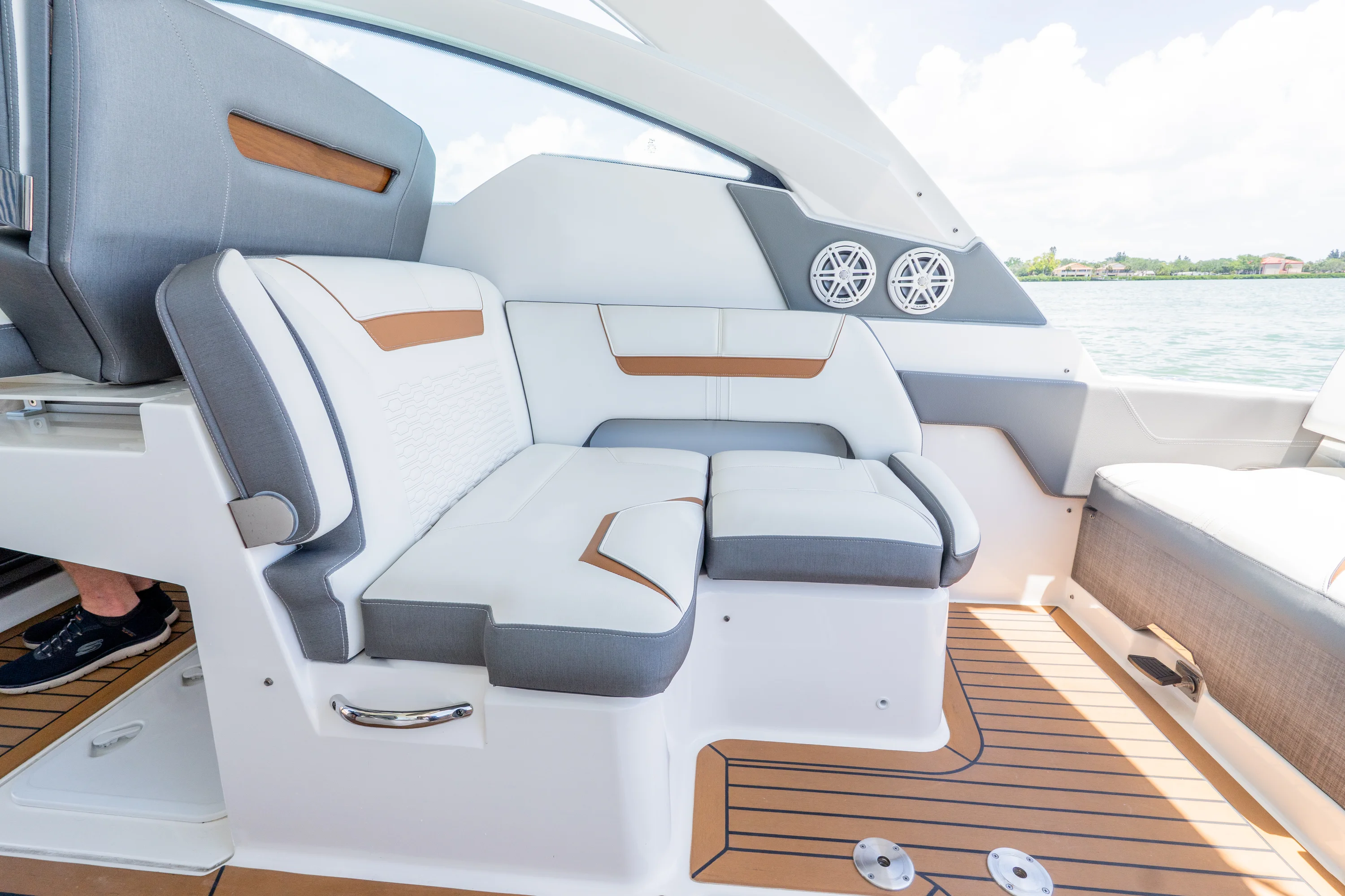 2020 Tiara Yachts 34LX Image Thumbnail #29