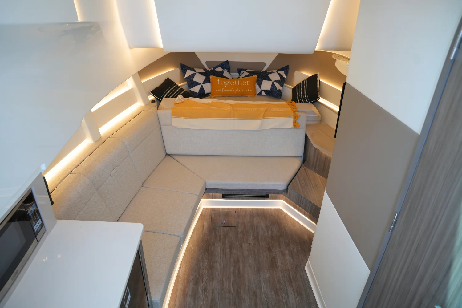 2024 Sea Ray 370 SUNDANCER Image Thumbnail #40