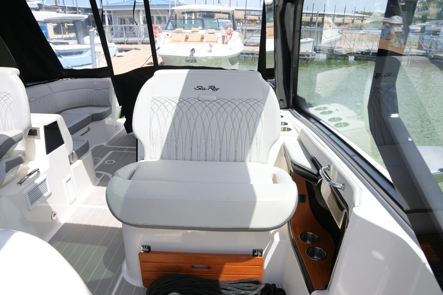 2024 Sea Ray 370 SUNDANCER Image Thumbnail #19