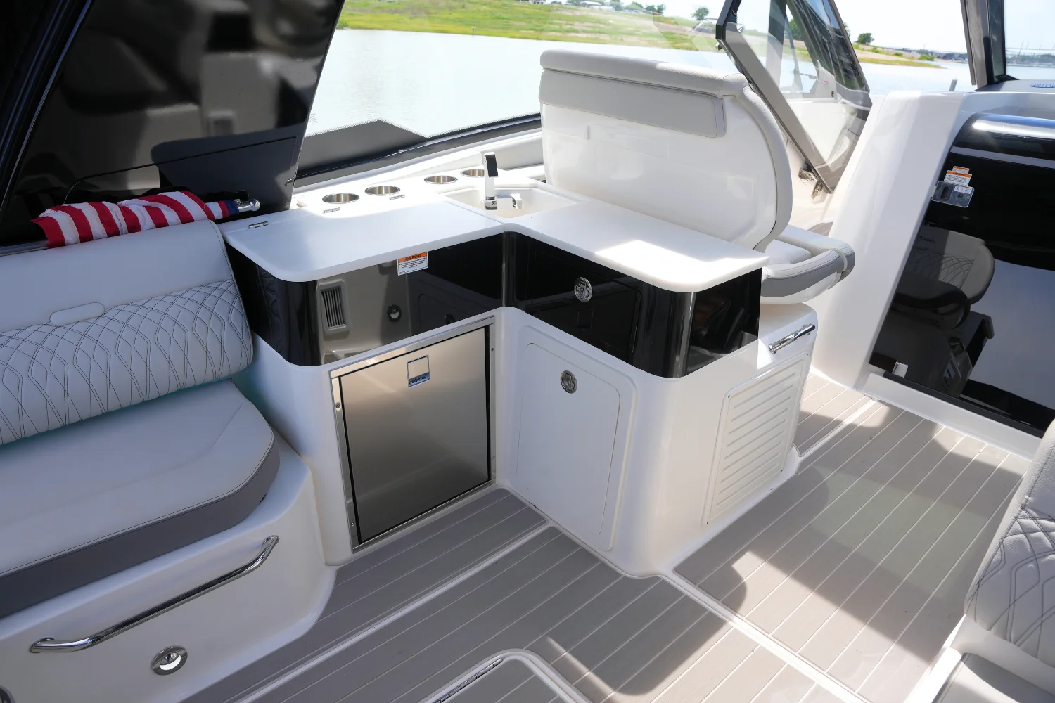 2024 Sea Ray 370 SUNDANCER Image Thumbnail #11