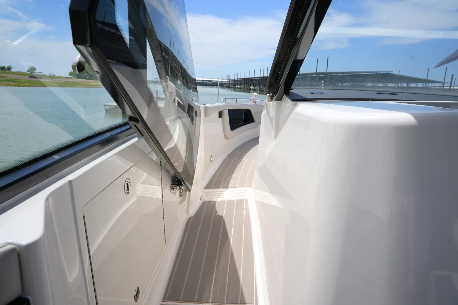 2024 Sea Ray 370 SUNDANCER Image Thumbnail #27