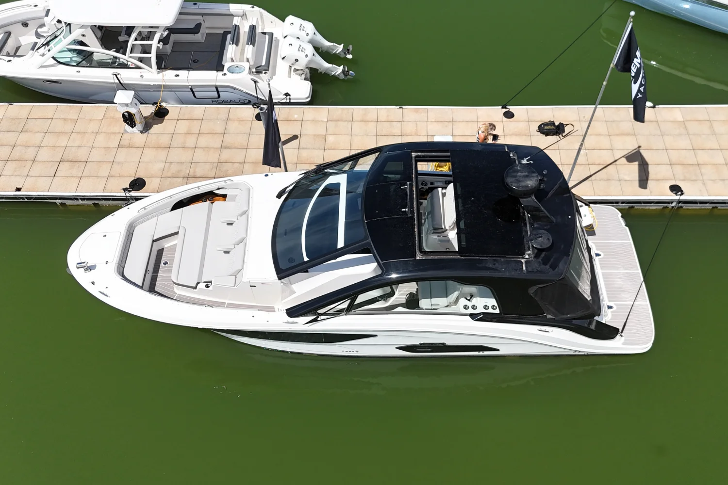 2024 Sea Ray 370 SUNDANCER Image Thumbnail #7