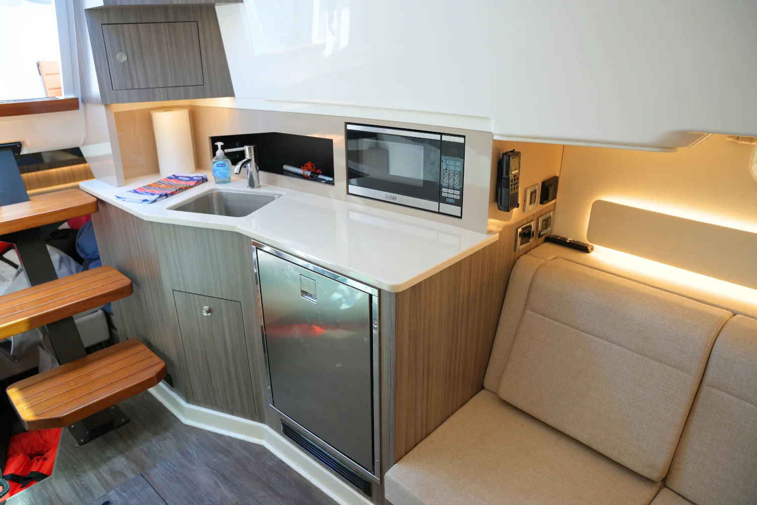 2024 Sea Ray 370 SUNDANCER Image Thumbnail #44