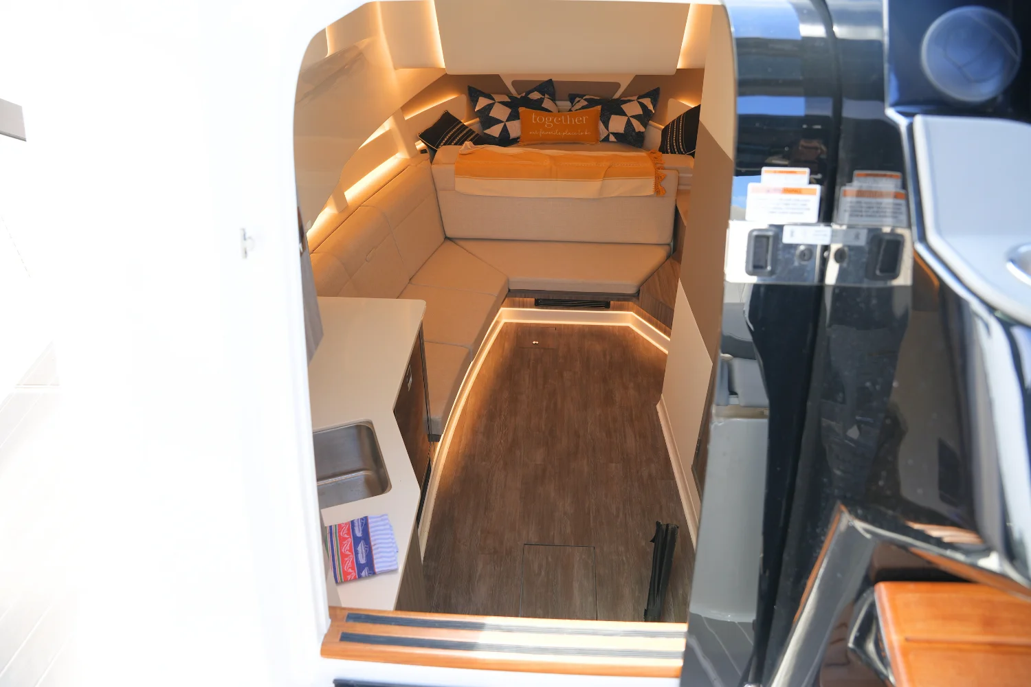 2024 Sea Ray 370 SUNDANCER Image Thumbnail #38