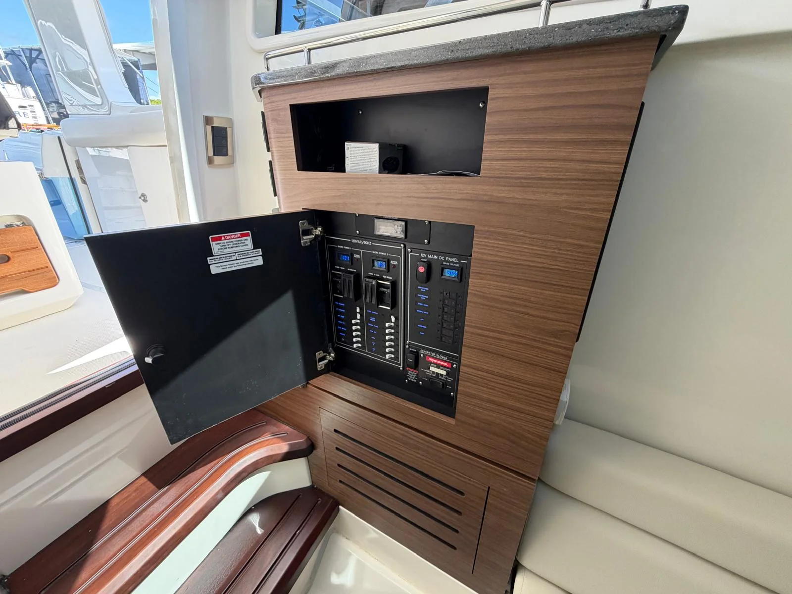 2022 Boston Whaler 350 REALM Image Thumbnail #31