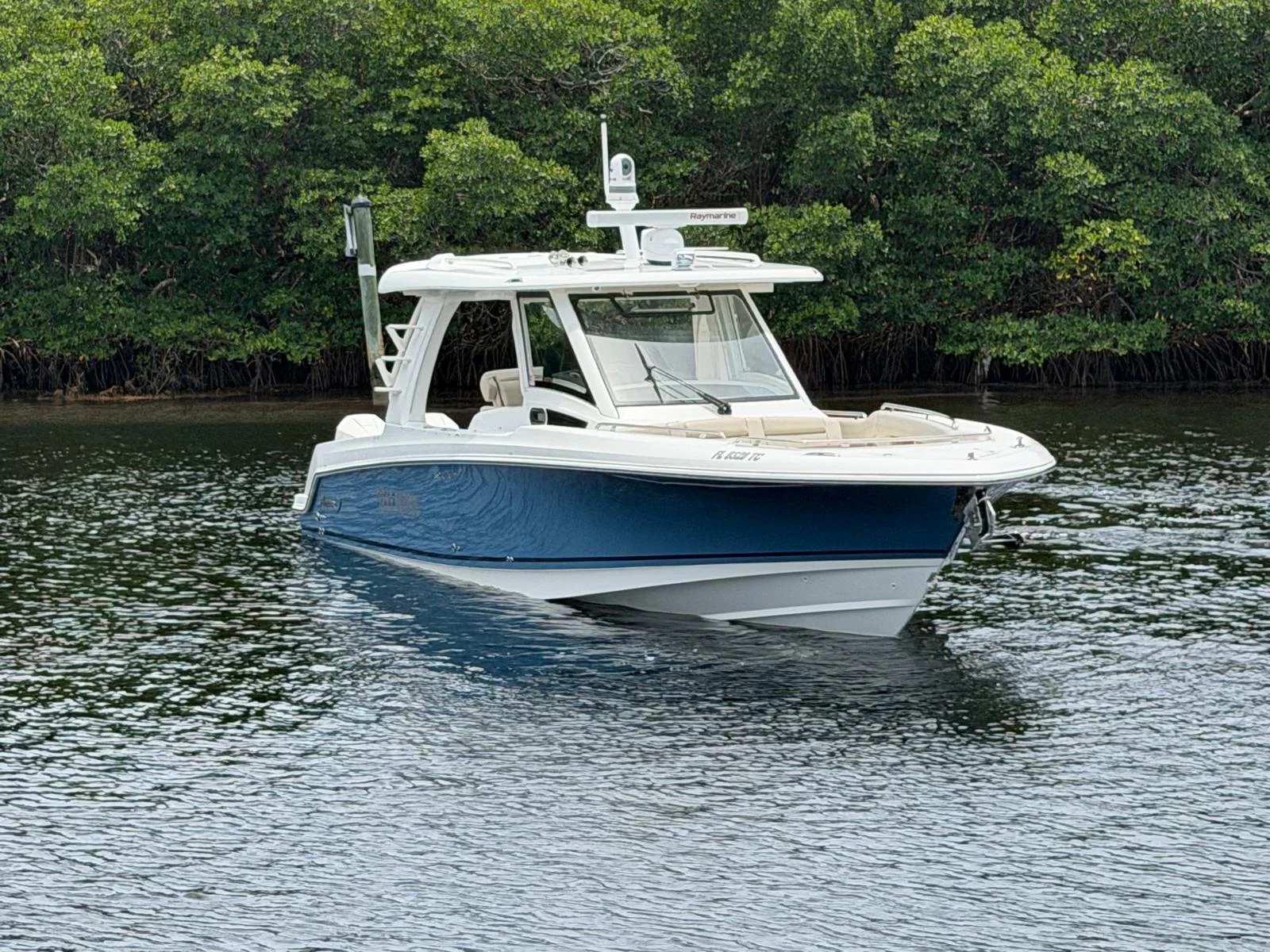 2022 Boston Whaler 350 REALM Image Thumbnail #3
