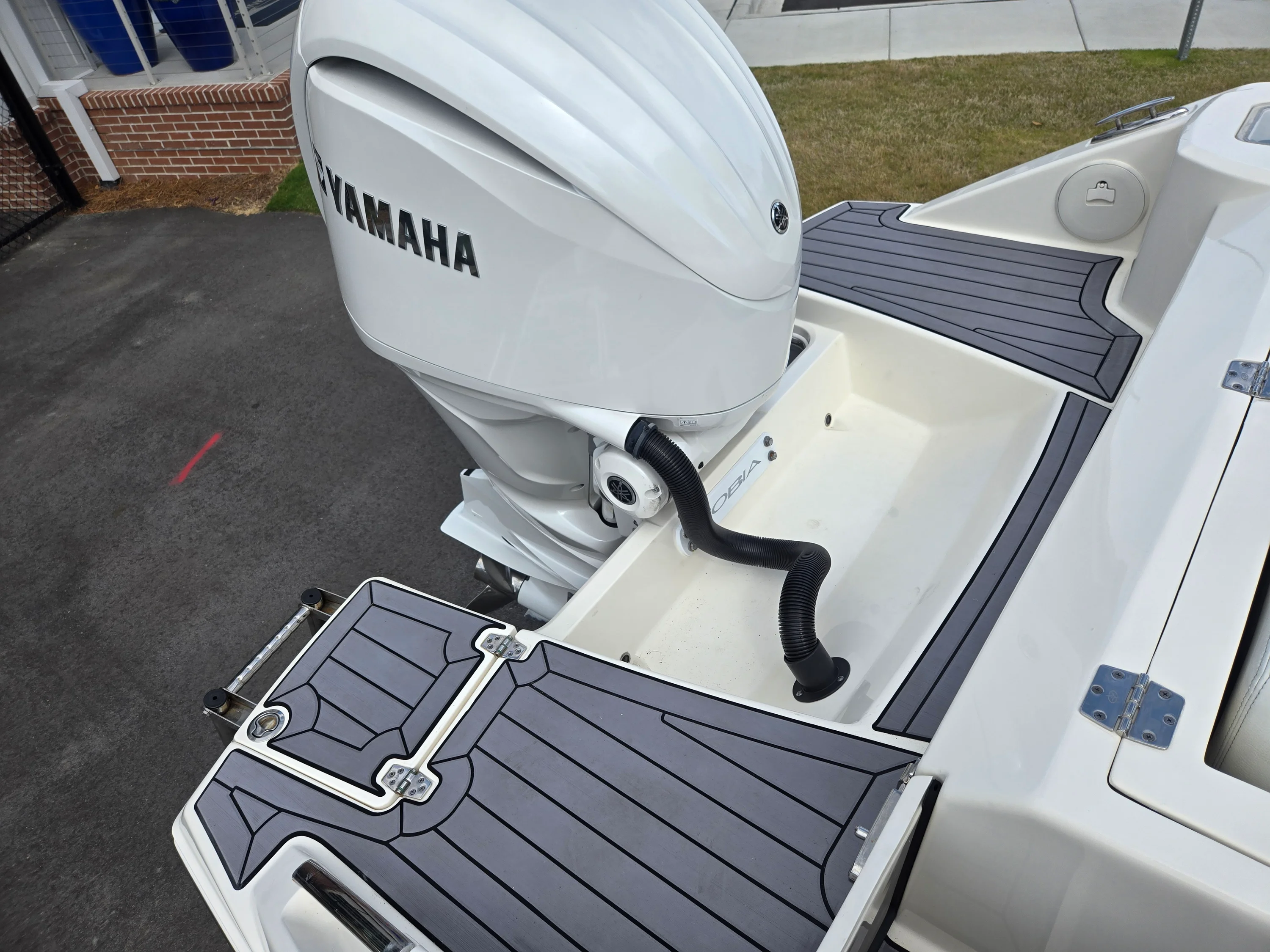 2023 Cobia 240 DUAL CONSOLE Image Thumbnail #6