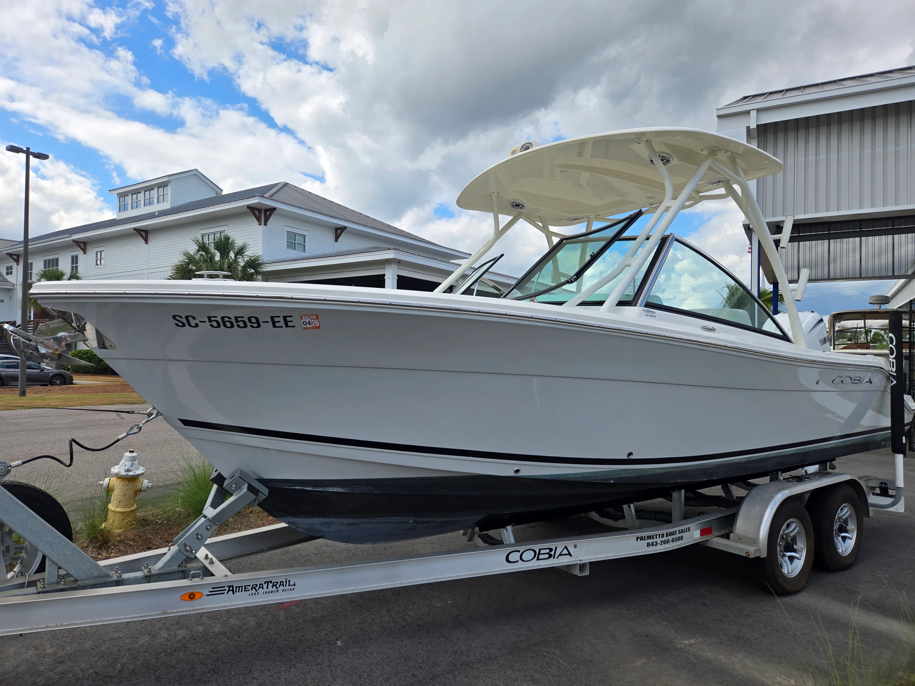 2023 Cobia 240 DUAL CONSOLE Image Thumbnail #4