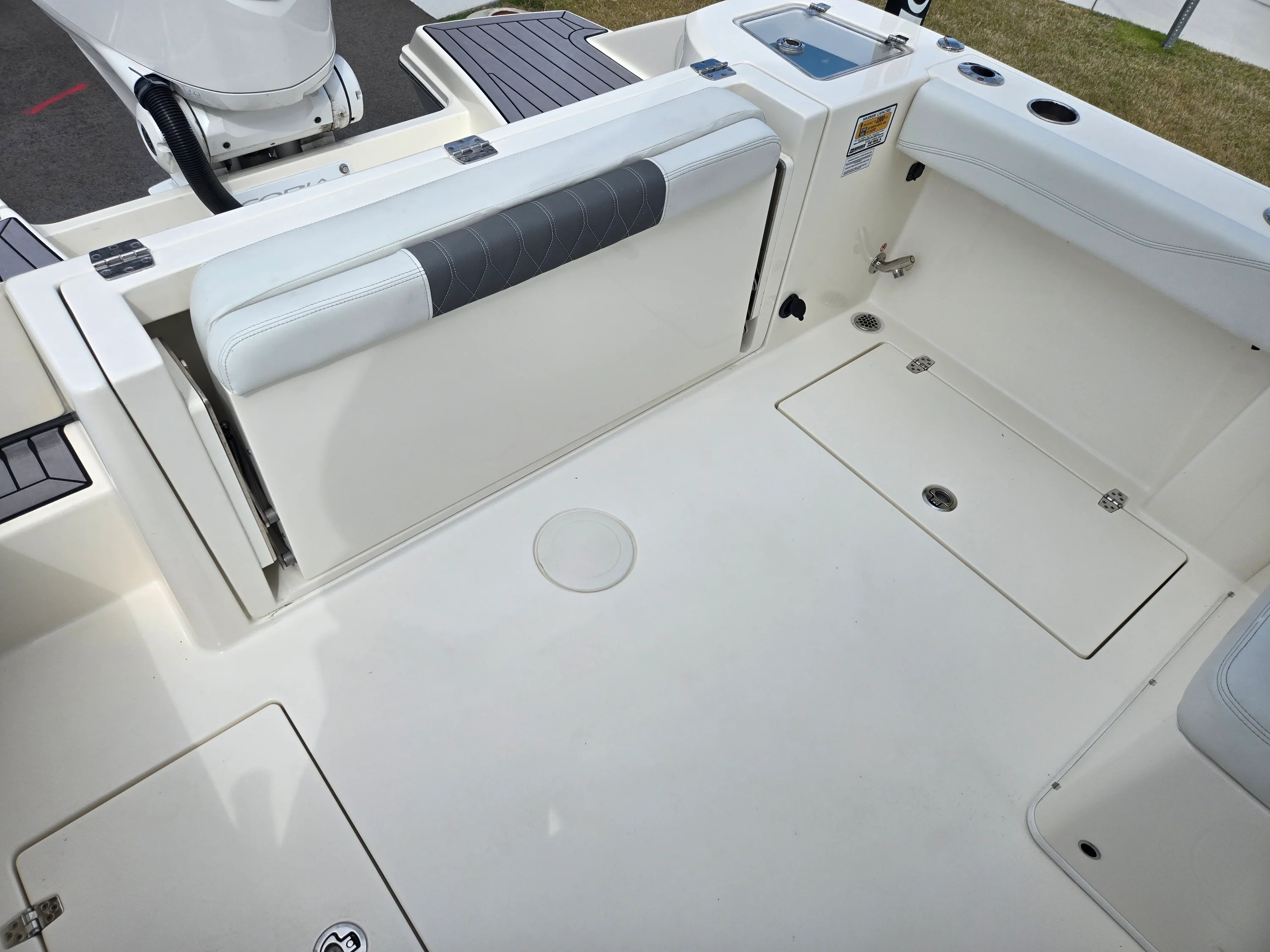 2023 Cobia 240 DUAL CONSOLE Image Thumbnail #10