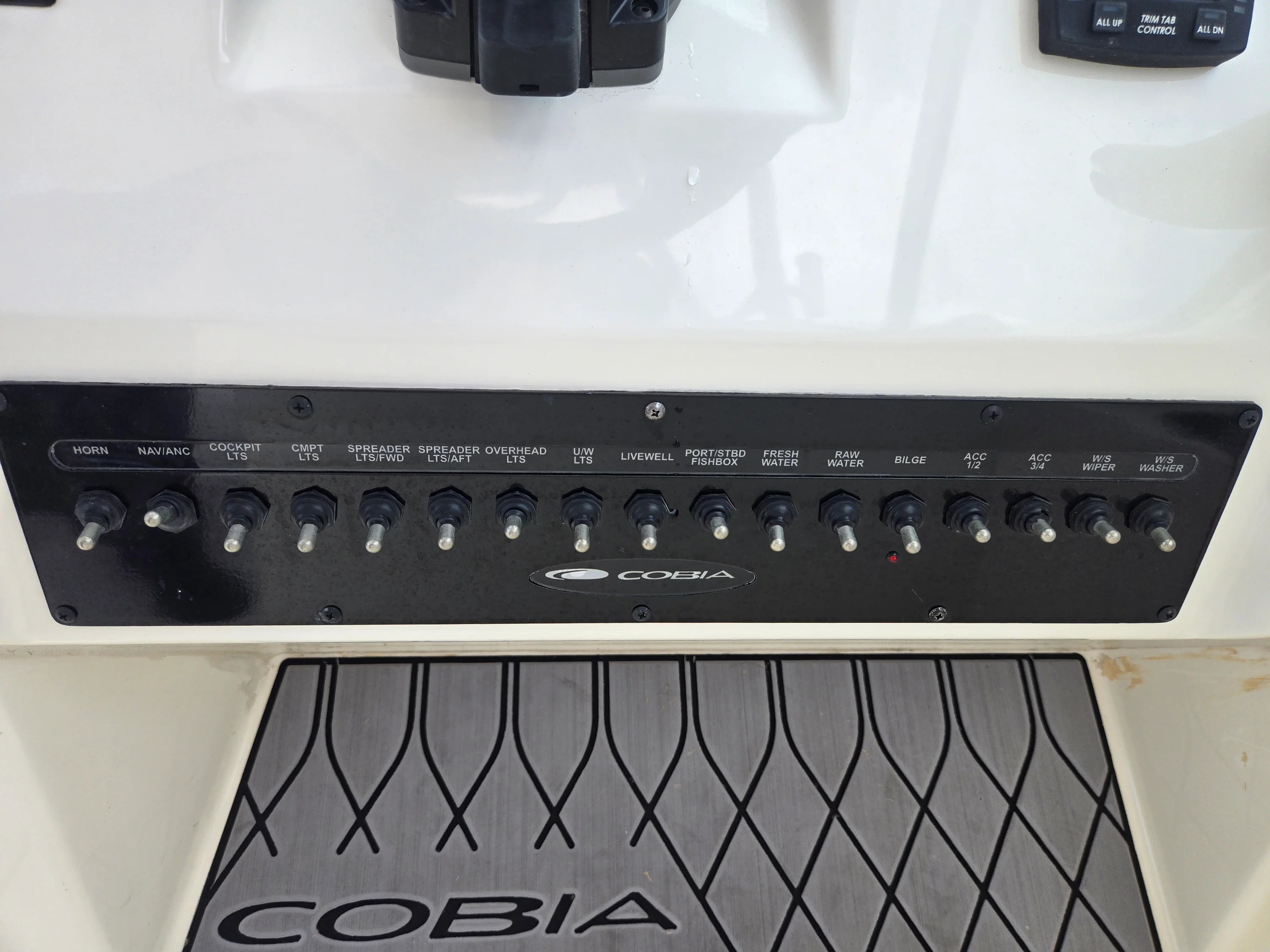 2023 Cobia 240 DUAL CONSOLE Image Thumbnail #16