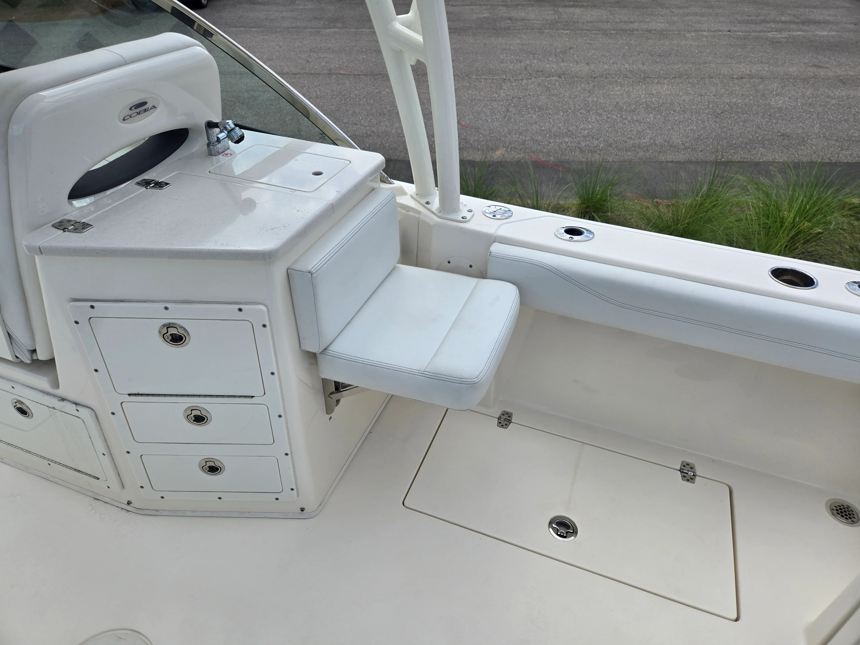 2023 Cobia 240 DUAL CONSOLE Image Thumbnail #11