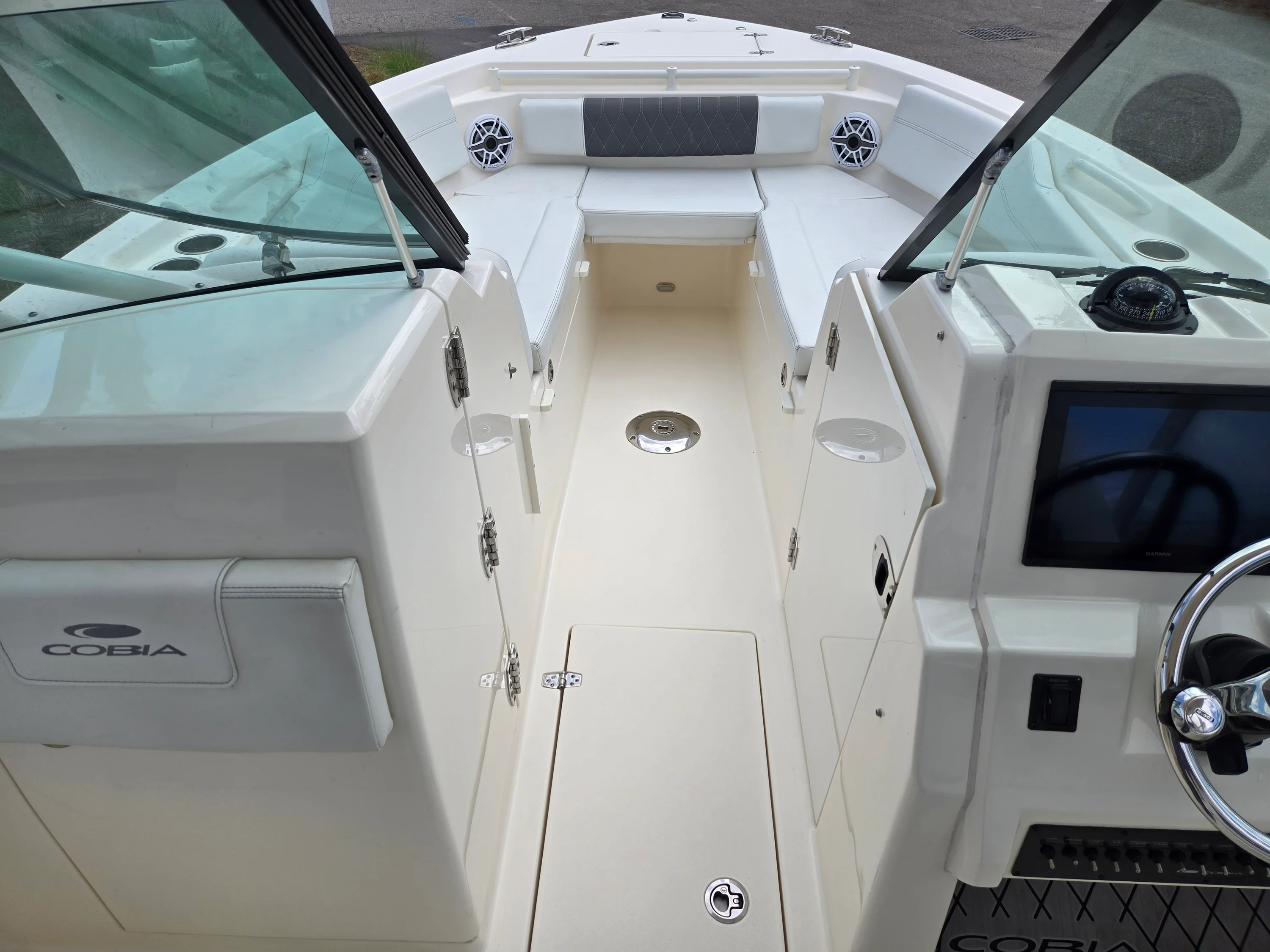 2023 Cobia 240 DUAL CONSOLE Image Thumbnail #15
